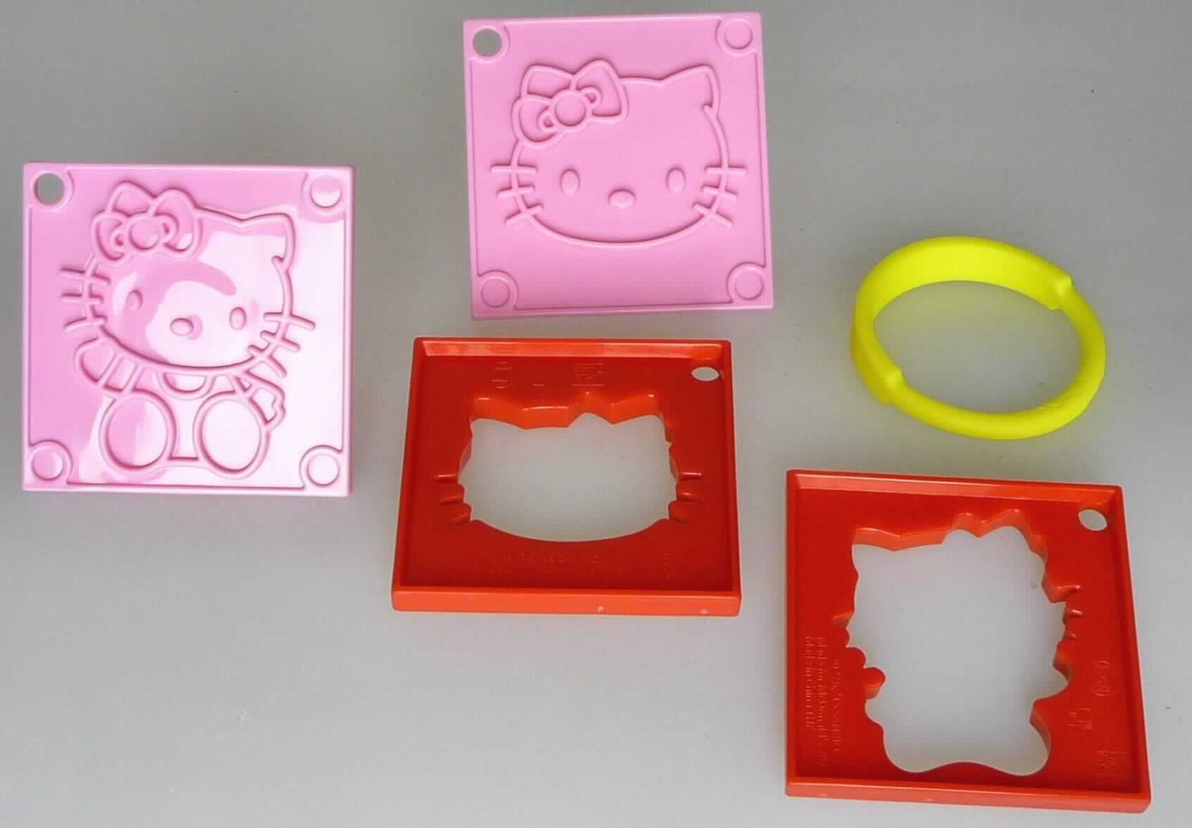 Es handelt sich bei dem Motiv "Hello Kitty Cookie Cutter" aus der Serie "Mc Donald's - Hello Kitty / Pokemon Cooking 2015" um eine Warenzusammenstellung in Aufmachung für den Einzelverkauf mit folgendem Inhalt:
- zwei quadratische, ca. 6 cm große Teigstempel aus Kunststoff mit zylindrischen Griffstücken, mit Katzenmotiv zum Stempeln,
- zwei quadratische, ca. 6 cm große Teigausstechförmchen aus Kunststoff mit Katzenmotiv,
- ein im Durchmesser ca. 5 cm großer Kunststoffring als Halterungs- bzw. Aufbewahrungsring, an dem die Stempel sowie Teigausstechförmchen angehängt werden können, sowie
- ein Beipackzettel mit Biscuit-Rezept.

Das beim Backen verwendete Set ist in einem Polyethylenbeutel für den Einzelverkauf aufgemacht. Da ein charakterbestimmender Bestandteil nicht ermittelbar ist, erfolgt die Einreihung in die letzgenannte in Betracht kommende Position.

Die Warenzusammenstellung ist als "Stempel, für den Handgebrauch" einzureihen.