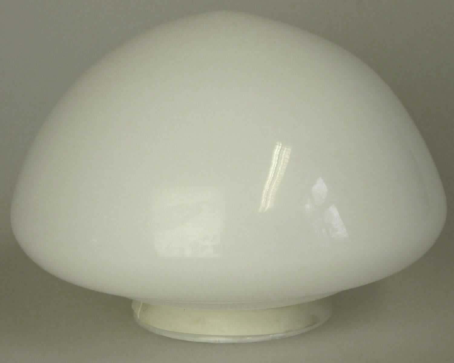 Das sog. "Glas für Ventilatorlicht" ist ein Lampenschirm in Form eines ca. 14 cm hohen und im Durchmesser ca. 20 cm breiten, bauchig geformten Glaskörpers. Er besteht aus durchscheinendem weißfarbenen Glas und weist an einem Ende eine leicht abgeflachte, runde Öffnung zum Befestigen des Glases am Gehäuse einer Deckenleuchte mit Ventilator auf.

Die Ware dient als Lampenschirm der Ausstattung des elektrischen Beleuchtungskörpers.

Sie ist als "erkennbares Teil eines elektrischen Beleuchtungskörpers, anderweit weder genannt noch inbegriffen, zum Ausstatten von elektrischen Beleuchtungskörpern (ausgenommen Scheinwerfer), aus Glas" einzureihen.
