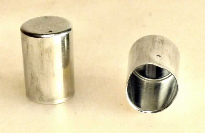 Aluminiumbecher (Abbildung siehe Anlage),
- mit einem Reinheitsgrad von mind. 99,5 %,
- mit den Abmessungen von 8,55 x 12,2 mm,
- zur Verwendung als Gehäuseoberteil von Festkondensatoren bestimmt.

" Teil, erkennbar ausschließlich oder hauptsächlich für Festkondensatoren bestimmt "