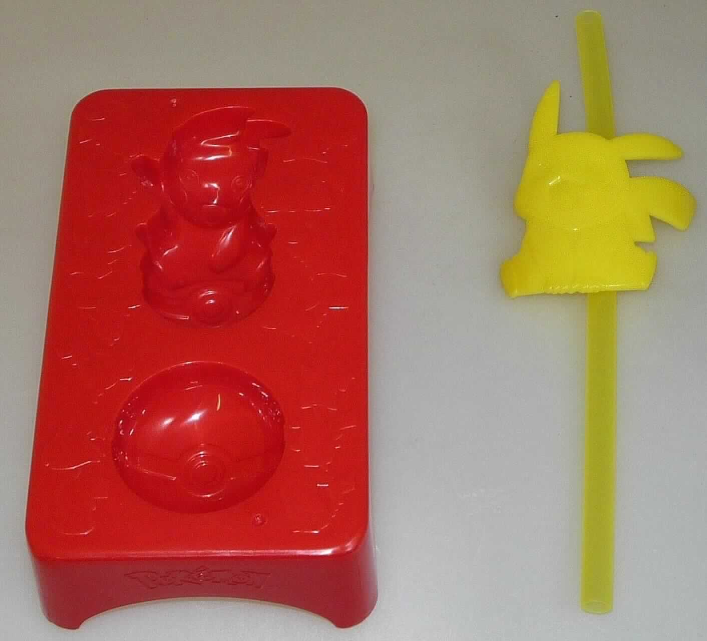 Angaben des Antragstellers: Trinkhalm aus Polypropylen

Feststellungen: Gelbe Trinkhalme mit einem Durchmesser von ca. 6,5 mm, die Trinkhalme sind leicht gebogen. An den Trinkhalm ist eine gelbe Comicfigur geheftet. Die Trinkhalme sind nicht biegsam.

Die Trinkhalme sind gemeinsam mit einer Eiswürfelform in einem Polybeutel aufgemacht. Aufgrund des fehlenden gemeinsamen Bedarfs scheidet eine Einreihung als Warenzusammenstellung i. S. d. AV 3 b) aus. Die Waren sind daher getrennt einzureihen. 

Zolltariflich handelt es sich bei den Trinkhalmen um nicht biegsame Rohre und Schläuche aus Polypropylen der Unterposition 3917 2210.