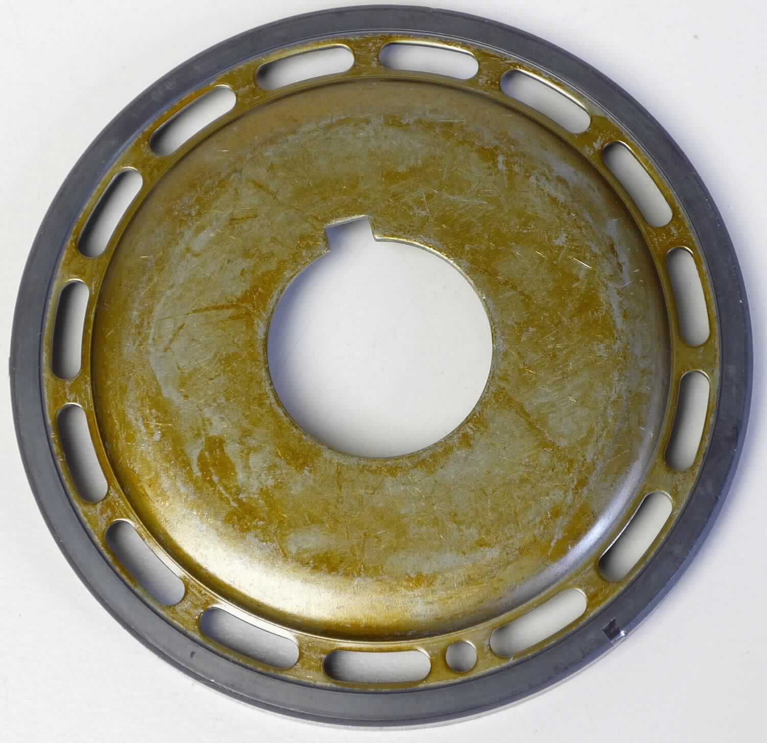Multipol-Encoder, im Wesentlichen bestehend aus Acrylatkautschuk (85 ACM 6053), mit  dem Innendurchmesser von ca. 30 mm, dem Außendurchmesser von ca. 100 mm, einer maximalen Höhe von ca. 10 mm und der Masse von ca. 0,1 kg.
Die scheibenförmige Ware ist an ihrer Außenkante rechtwinklig gebogen und mit einem wenige Millimeter breiten Kunststoffüberzug versehen. An den Überzug schließen sich nach Innen 15 ovale, ca. 14 mm lange, sowie eine runde Aussparung, welche einen Durchmesser von ca. 4 mm hat, an. Die Aussparungen bilden einen Ring um die sich anschließende flächige Aufwölbung, welche mittig mit einer Aussparung von ca. 30 mm Durchmesser versehen ist. Senkrecht zur runden Aussparung im Ring befindet sich direkt im Anschluss an die Innenaussparung eine weitere, rechtwinklige Aussparung mit den Maßen von ca. 7 x 4 mm.
Die Ware wird als Encoder (Geber) zur präzisen Messung der Drehzahl und des Drehwinkels von Rädern und Kurbel- oder Nockenwellen verwendet.

Zur äußeren Form siehe Abbildung in der Anlage.

Die Ware wird als "Teil, erkennbar hauptsächlich bestimmt für ein Gerät zum Messen oder Prüfen, in Kapitel 90 anderweit weder genannt noch inbegriffen, nicht in den Unterpositionen (TARIC) 9031 1000 00 bis 9031 8080 00 erfasst" eingereiht.