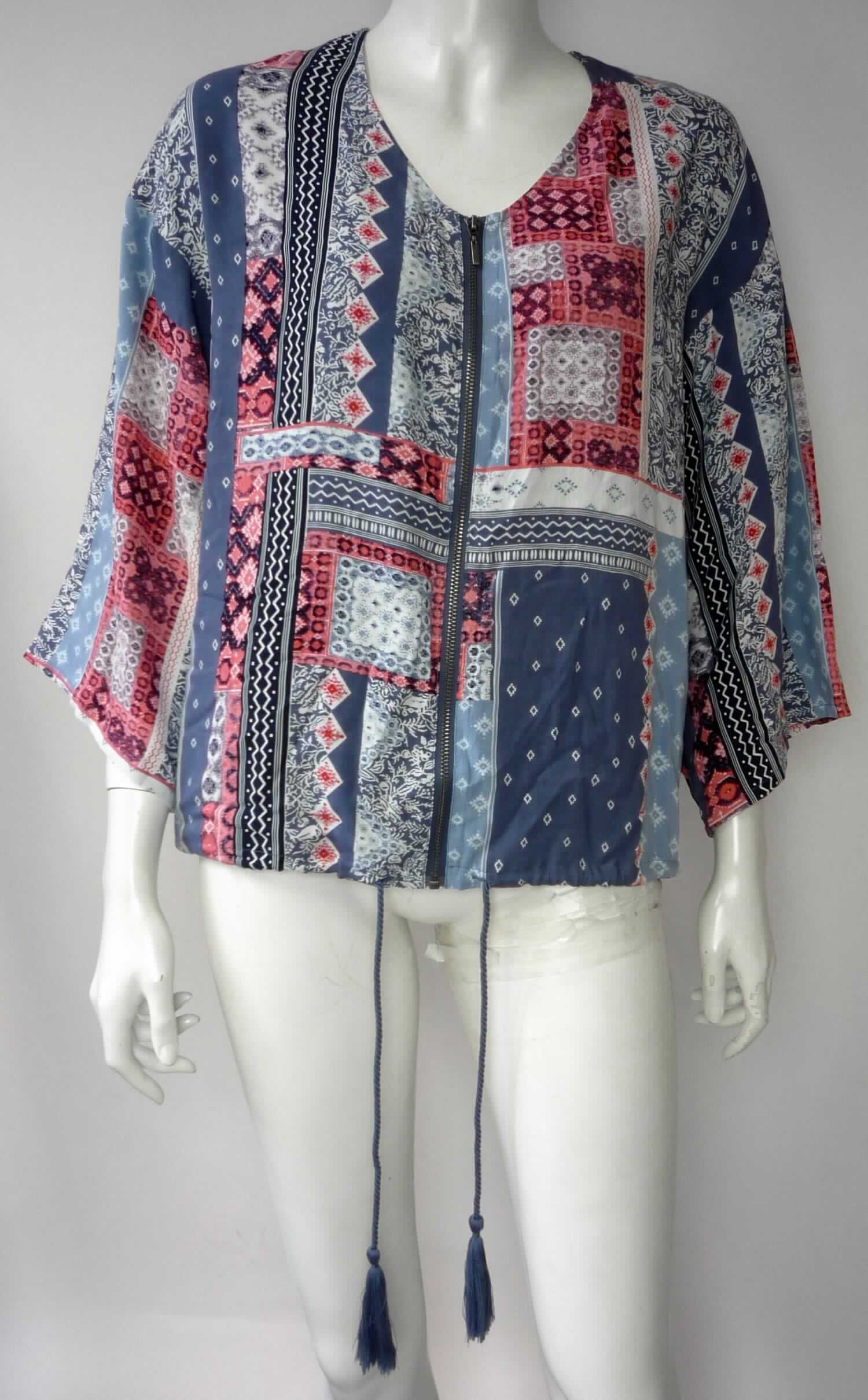 Jacke, sog. Kimono Bluse, Art. Nr. 221120161059203173700, Größe 38, Foto siehe Anlage,
- aus ca. 0,3 mm dicken (leichten), bedruckten, Geweben aus laut Antrag 100 % Viskose (künstliche 
  Chemiefasern),
- leicht gefüttert,
- über die Taille reichend (Rückenlänge: ca. 62 cm),
- mit einem runden Halsausschnitt,
- vorn mit einer durchgehenden Öffnung mit Reißverschluss,
- ohne Hinweise auf den Trägerkreis (unisex),
- mit 3/4-langen Ärmeln, 
- am unteren Rand mit einem Tunnelzug zu verengen (somit keine Ware der Position 6206),
- keine Arbeits- und Berufskleidung.

"Jacke, aus Geweben, für Frauen, aus künstlichen Chemiefasern, keine Arbeits- und Berufskleidung"