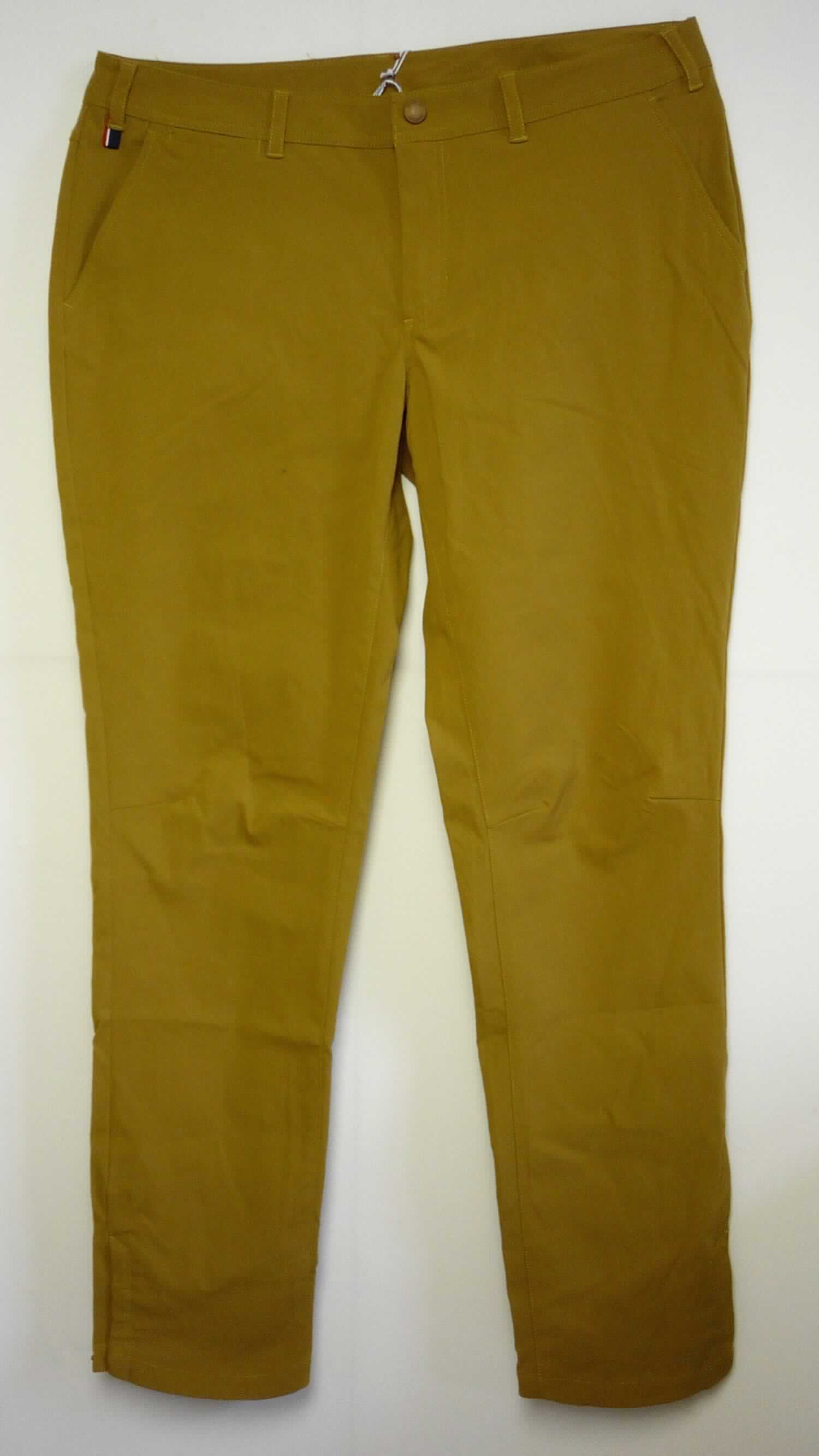Lange Hose, sog. Pants NEAT, Artikel 527791, Größe 46, Foto siehe Anlage,
- aus ca. 0,6 mm dicken, einfarbigen Geweben aus laut Antrag 96 % Polyamid und 4 % Elasthan (beides
  synthetische Chemiefasern),  
- in der Taille abschließend; mit einem angesetzten, ca. 4 cm breiten Bund mit Gürtelschlaufen,
- vorn mit einer Öffnung mit Reißverschluss, verdeckt von einer Patte von links über rechts (Männerkleidung),
  die im Bund mit einem Druckknopf geschlossen wird,
- mit zwei offenen, eingesetzten Seitentaschen, einer offenen, eingesetzten Tasche vorn und einer eingesetzten 
  Gesäßtasche mit Knopfverschluss,
- mit knöchellangen Hosenbeinen, 
- an den Beinabschlüssen durch Umschlagen und Festnähen gesäumt, mit Druckknöpfen in der Beinweite
  zu verengen,
- keine Arbeits- und Berufskleidung.

"Lange Hose, aus Geweben, für Männer, aus synthetischen Chemiefasern, keine Arbeits- und Berufskleidung"