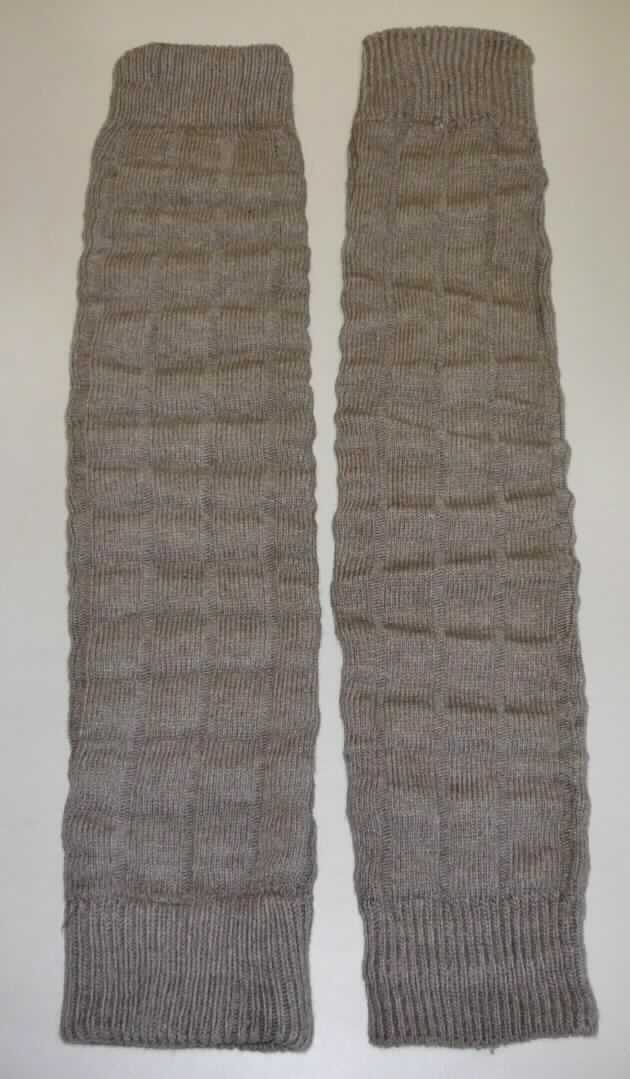 Gamaschenähnliche Waren (lt. Antrag: "Beinstulpen"; Foto siehe Anlage)
- aus Gewirken aus Spinnstoffen,
- schlauchförmig,
- den Unterschenkel bedeckend (Länge ca. 49 cm),
- ohne Steg oder Fußteil 

"Gamaschenähnliche Ware"