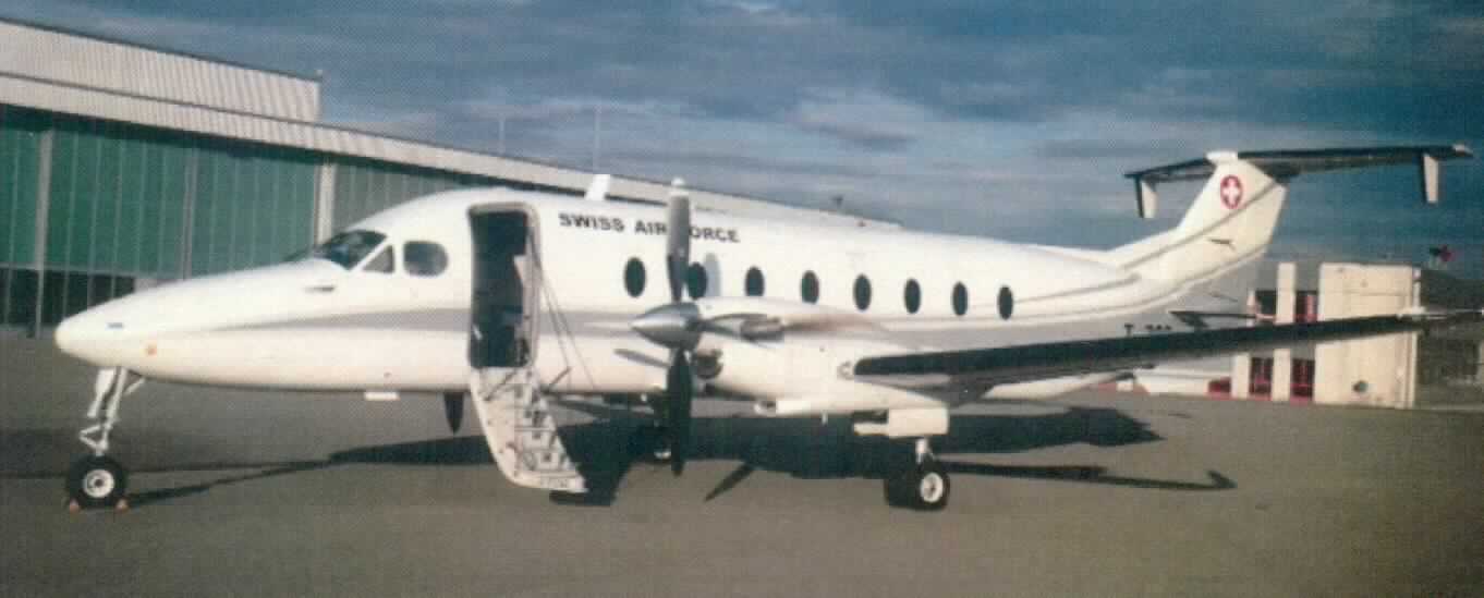Starrflügelflugzeug, sog. Turboprop-Regionalverkehrsflugzeug, Typ: Beechcraft 1900 D, Seriennummer: UE288, Foto siehe Anlage,
- mit zwei Turboprop-Triebwerken ausgestattet,
- laut Antrag mit einem Leergewicht von 4803 kg und einem maximalen Startgewicht von
  7668 kg,
- mit den Abmessungen von ca. 17,63 m x 17,67 m x 4,72 m (L x B x H),
- wird laut Antrag als sog. Verbindungsflugzeug zum Transport von Passagieren eingesetzt und
  verfügt über keinerlei militärischer Modifikationen,
- aufgrund fehlender Bewilligung keine Einreihung in die Codenummer 8802 3000 10 0.

"Luftfahrzeug, Starrflügelflugzeug, mit einem Leergewicht von mehr als 2 000 kg bis 15 000 kg, anderes als in Codenummer 8802 3000 10 0 genanntes"