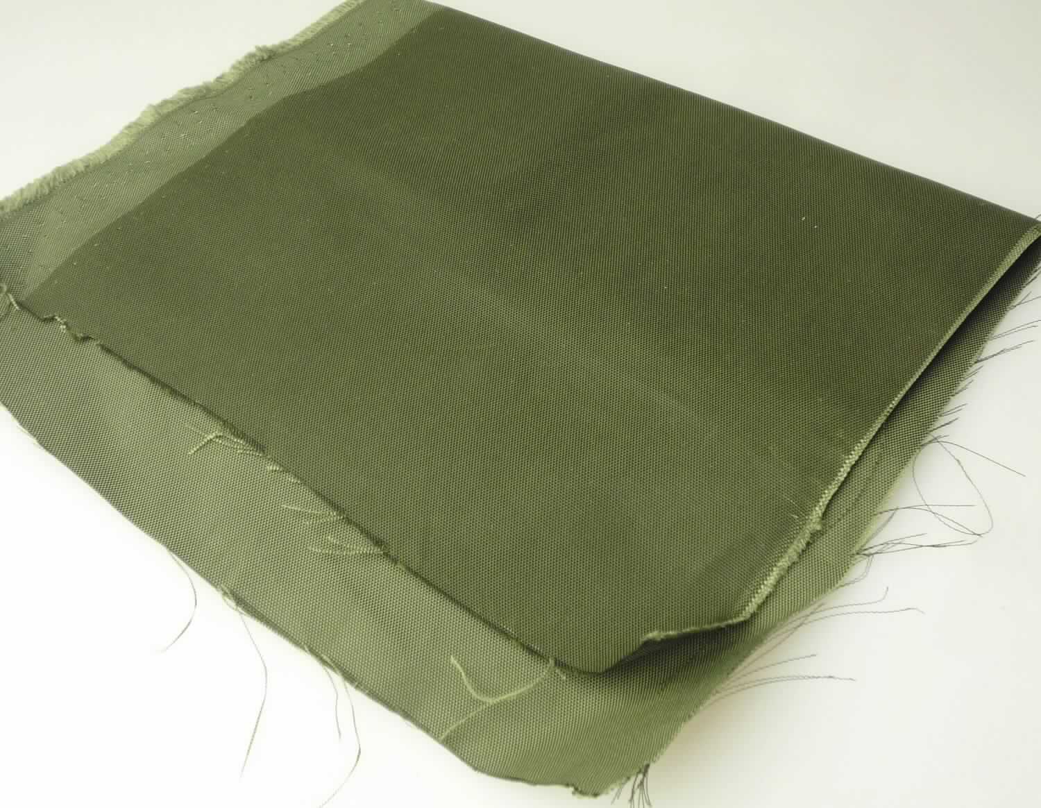 Gewebe, Art. BL002UBX, Foto siehe Anlage,
- als Meterware; mit einer Breite von laut Antrag 139 cm,
- laut Untersuchungsergebnis:
-- aus ungezwirnten, nicht hochfesten Kettgarnen aus nicht texturierten, synthetischen Filamenten (laut Antrag:
    Polyester) und ungezwirnten, nicht hochfesten Schussgarnen aus texturierten, synthetischen Mikro-Filamenten 
   [Bikomponentenfasern aus Polyester (Fibrillen) und Polyamid (Matrix)],
-- mit einem Anteil an texturierten und nicht texturierten Filamenten von jeweils unter 85 GHT,
-- bedruckt,
-- in Leinwandbindung.

"Gewebe aus Garnen aus synthetischen Filamenten, anderes als in den Unterpositionen 5407 10 bis 5407 54 
 genannte, mit einem Anteil an Polyester-Filamenten von mehr als 85 GHT, mit einem Anteil an nicht texturierten 
 Polyester-Filamenten von weniger als 85 GHT, bedruckt"