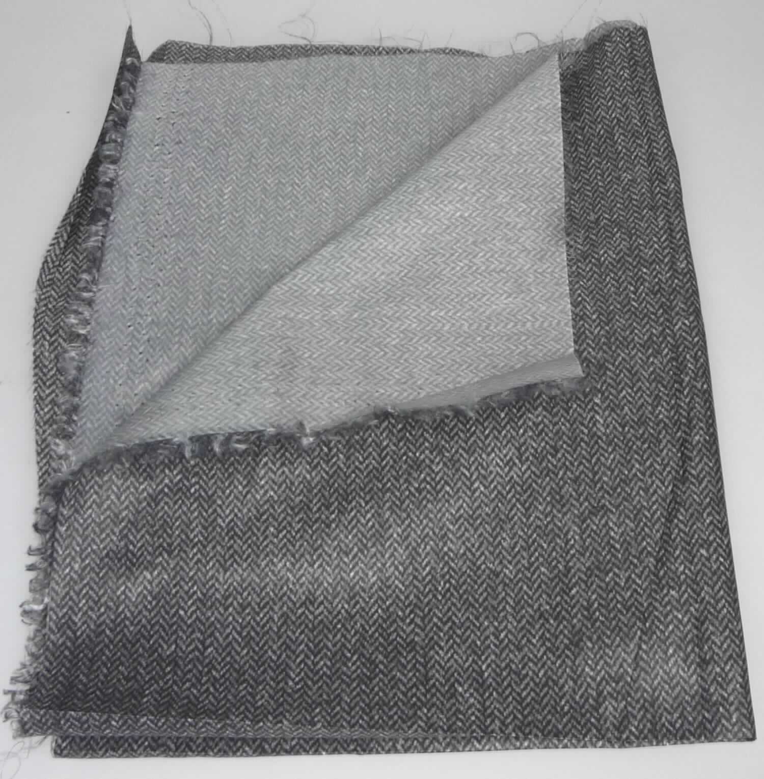 Gewebe, Art. 5900220, Foto siehe Anlage,
- lt. Untersuchungsergebnis:
-- als Meterware, mit einer Breite von lt. Antrag 140 cm,
-- aus nicht hochfesten, ungezwirnten Garnen aus nicht texturierten Polyester-Filamenten (synthetische Filamente),
-- in Leinwandbindung,
-- bedruckt.


"Gewebe aus Garnen aus synthetischen Filamenten, anderes als in den Unterpositionen 5407 10 bis 5407 54
 genannte, mit einem Anteil an nicht texturierten Polyester-Filamenten von mehr als 85 GHT, bedruckt"