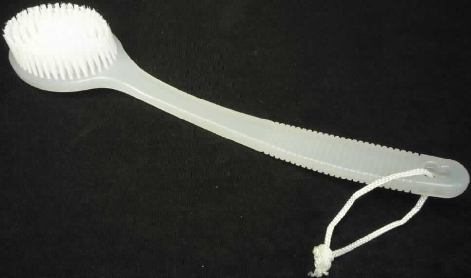 Sog. Badebürste, siehe Foto.
Es handelt sich um eine Körperreinigungsbürste mit Fassung und Stiel aus Kunststoff, in
einem Stück geformt (Länge: 37 cm) mit  Borstenbüscheln aus synthetischen Fasern, die in
die Fassung eingelassen sind. Am Stielende ist eine Aufhängeschlaufe aus Spinnstoff
befestigt.

Diese Ware ist als "Bürste zur Körperpflege, andere als Zahnbürsten und Haarbürsten"
einzureihen.