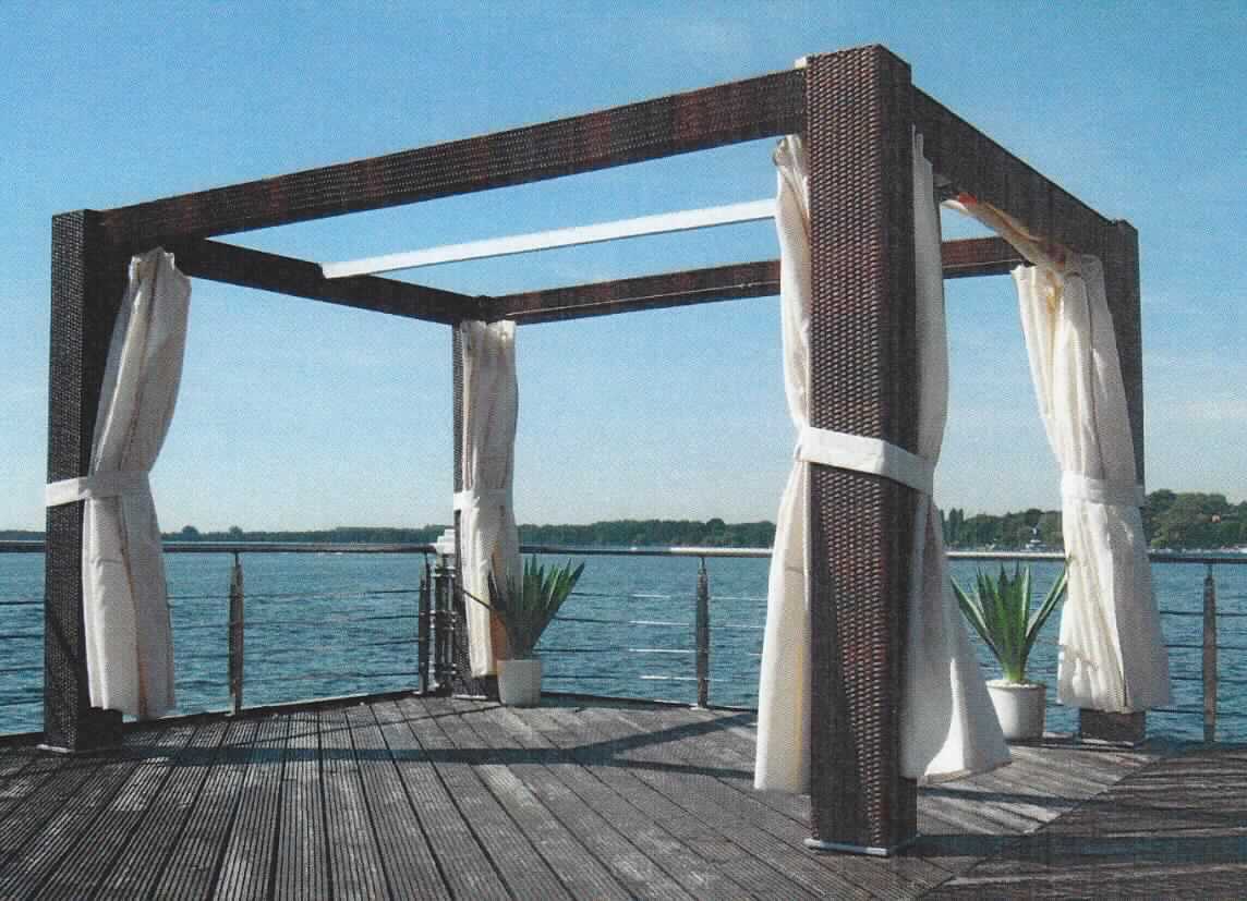 Zelt, sog. Pavillon Paloma, Art. M002 3m, Foto siehe Anlage,
- als Gartenpavillon gearbeitet,
- anhand eines Fotos und eines Gewebeabschnitts veranschaulicht,
- laut Antrag:
-- mit einer quadratischen Grundfläche mit den Abmessungen von 3 m x 3 m,
-- mit einer Stützkonstruktion aus Aluminium, die mit einem Überzug aus einem Geflecht aus Kunststoff 
   versehen ist,
- mit einer Dachbespannung und Seitenteilen aus einfarbigen Geweben aus laut Antrag Polyethylen (synthetische 
  Chemiefasern); die vorhangähnlichen Seitenteile bilden in zugezogenem Zustand einen geschlossenen Raum, 
  erfüllt daher die Begriffsbestimmung für ein Zelt,
- durch Zusammenfügen konfektioniert,
- im Hinblick auf die Verwendung als Zelt bestimmt das Material (Gewebe) der Dachbespannung und der
  Seitenteile den Charakter der Ware.

"Zelt aus Spinnstoffen, aus synthetischen Chemiefasern"