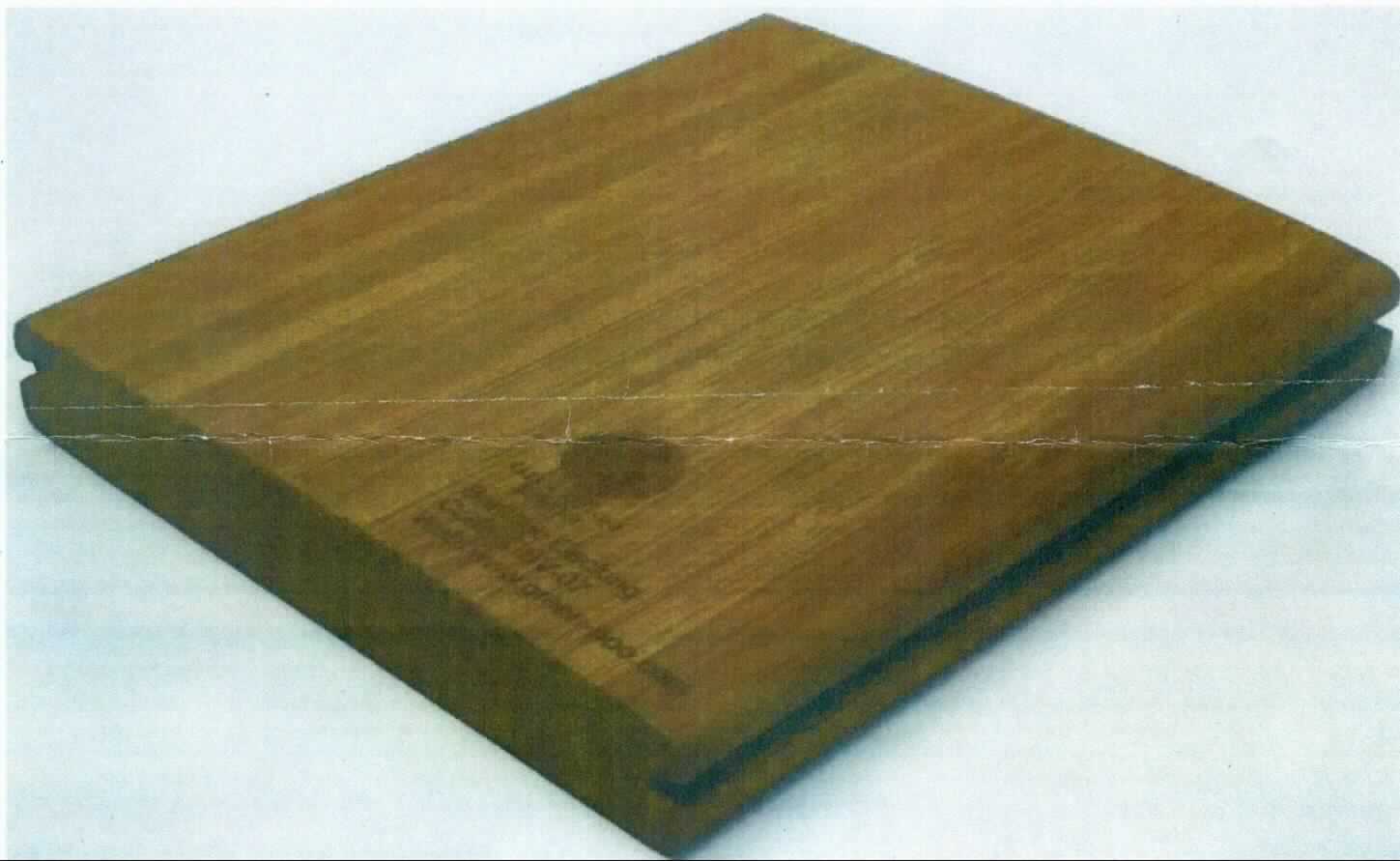 "Terrassendielen aus Bambus" (Abbildung siehe Anlage)
- in Form von brettartigen Paneelen, aus einer Vielzahl von vertikal nebeneinander verleimten,
  je ca. 6 mm breiten Streifen aus Bambus (lt. Antragsteller), imprägniert und geölt, mit wasser-
  abführender Oberfläche durch konvexe Form, an den Längsseiten genutet (profiliert),
- zur Verwendung als Bodenbelag im Außenbereich (Terrasse).

"Andere als in den Positionen 4401 bis 4420 genannte Ware aus Holz, kein Kleiderbügel,
 aus Bambus - sog. Terrassendielen"