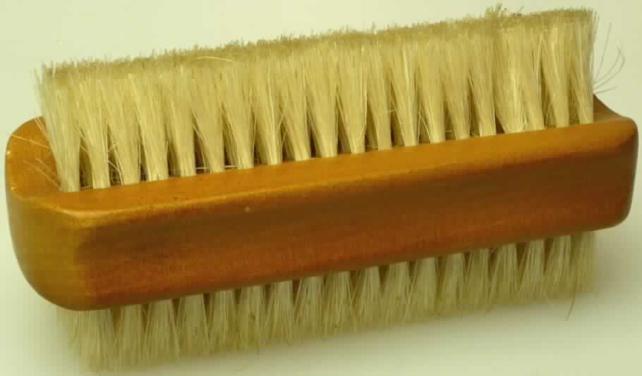 Nagelbürste mit einer Fassung aus Holz. Auf beiden Seiten sind in je 6 Reihen
Borstenbüschel aus Tierhaar gerade bzw. schräg eingezogen, so dass ein rechteckiger
bzw. dreieckiger Querschnitt entsteht. Maße der Bürste 10,5 x 4 x 5 cm = L x B x H). 
Die Bürste ist in einem Kunststoffbeutel verpackt und mit einem Pappdisplayaufhänger
für den Einzelverkauf aufgemacht.

Diese Ware ist als "Nagelbürste" einzureihen.
