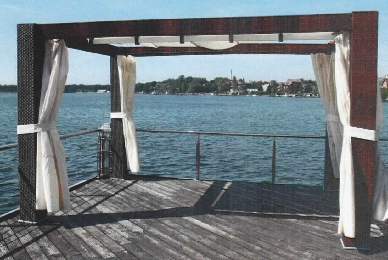 Zelt, sog. Pavillon Paloma, Art. M002 4m, Foto siehe Anlage,
- als Gartenpavillon gearbeitet,
- anhand eines Fotos und eines Gewebeabschnitts veranschaulicht,
- laut Antrag:
-- mit einer rechteckigen Grundfläche mit den Abmessungen von 4 m x 3 m,
-- mit einer Stützkonstruktion aus Aluminium, die mit einem Überzug aus einem Geflecht aus Kunststoff 
   versehen ist,
- mit einer Dachbespannung und Seitenteilen aus einfarbigen Geweben aus laut Antrag Polyethylen (synthetische 
  Chemiefasern); die vorhangähnlichen Seitenteile bilden in zugezogenem Zustand einen geschlossenen Raum, 
  erfüllt daher die Begriffsbestimmung für ein Zelt,
- durch Zusammenfügen konfektioniert,
- im Hinblick auf die Verwendung als Zelt bestimmt das Material (Gewebe) der Dachbespannung und der
  Seitenteile den Charakter der Ware.

"Zelt aus Spinnstoffen, aus synthetischen Chemiefasern"