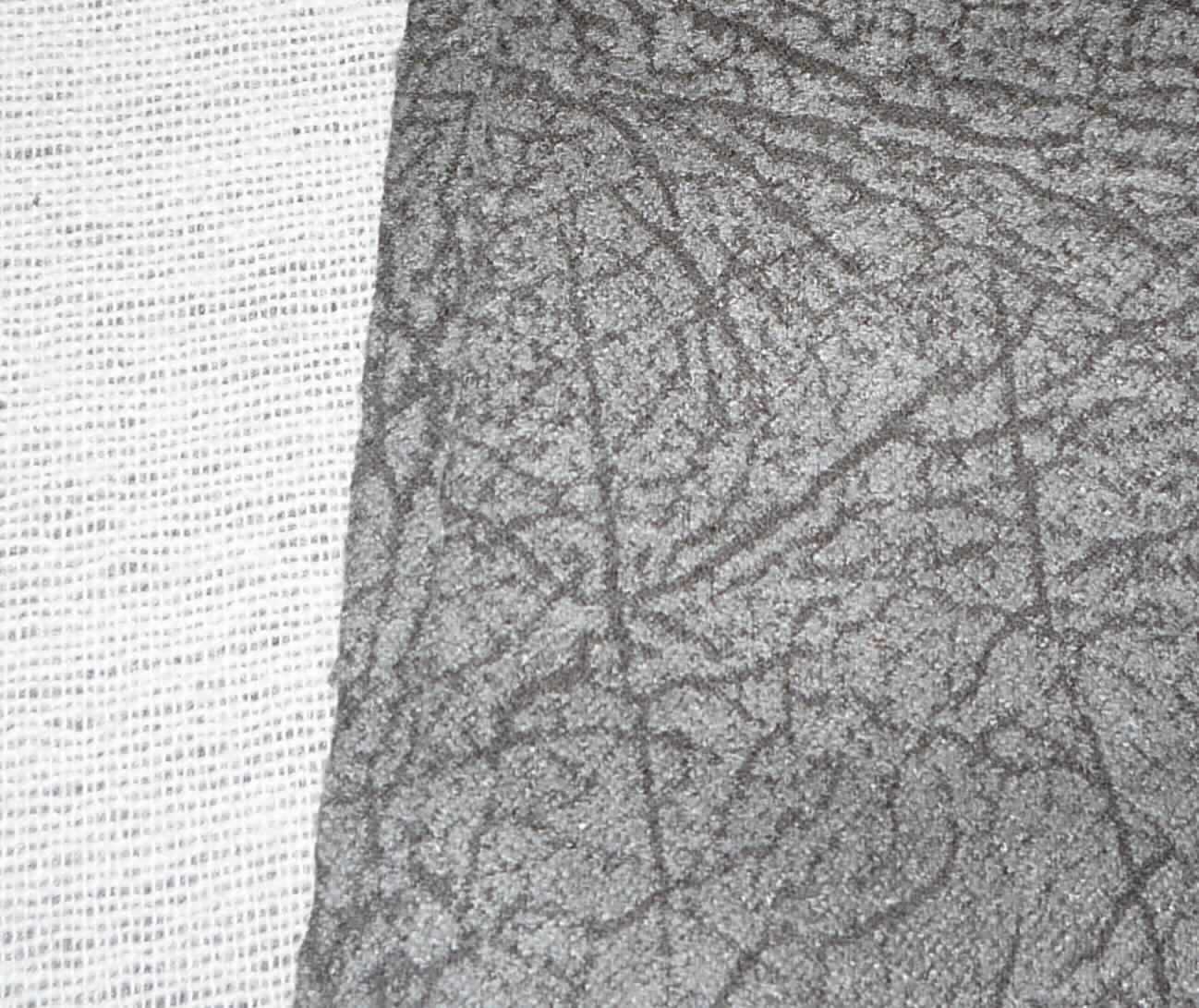 Textillaminat, Art. ELEPHANT, Foto siehe Anlage,
- als Meterware, laut Antrag mit einer Breite von mehr als 30 cm,
- laut Untersuchungsergebnis:
-- aus zwei mit ihrer ganzen Fläche aufeinander liegenden und so miteinander durch Kleben verbundenen Lagen: 
--- mit einer oberen Lage (Schauseite):
---- aus einem gerauten, geprägten und mit Farbe bedruckten Gewebe in Atlasbindung aus ungezwirnten, nicht 
      hochfesten Garnen, 
---- mit Kettgarnen aus synthetischen Filamenten (lt. Antrag: Polyester),
---- mit Schussgarnen aus dickeren, synthetischen Filamenten (lt. Antrag: Polyester) und synthetischen Mikro-
      Spinnfasern (lt. Antrag: Polyester), 
---- mit einem Gesamtanteil an:
----- synthetischen Filamenten von ca. 60 GHT,
----- synthetischen Spinnfasern von ca. 40 GHT,
--- mit einer Unterlage:
---- aus einem weißen, gerauten Gewebe in Leinwandbindung
---- aus Polyester-Spinnfasern (synthetische Spinnfasern),
- insbesondere im Hinblick auf die Bedeutung in Bezug auf die Verwendung verleiht das die Schauseite bildende 
  Gewebe der Ware ihren wesentlichen Charakter.

"Gewebe aus Garnen aus synthetischen Filamenten, anderes als in den Unterpositionen 5407 10 bis 5407 84
 genannte, bedruckt"