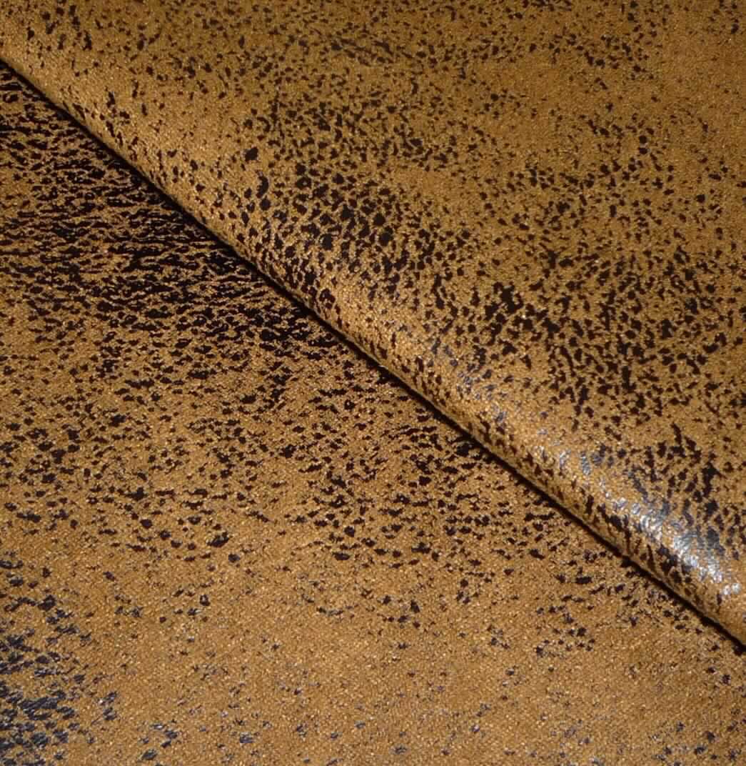 Textillaminat, Art. GOBI, Foto siehe Anlage,
- als Meterware, laut Antrag mit einer Breite von mehr als 30 cm,
- laut Untersuchungsergebnis:
-- aus zwei mit ihrer ganzen Fläche aufeinander liegenden und so miteinander durch Kleben verbundenen Lagen: 
--- mit einer oberen Lage (Schauseite):
---- aus einem gerauten und bedruckten Gewebe in Atlasbindung aus ungezwirnten, nicht hochfesten 
      Garnen, 
---- mit Kettgarnen aus synthetischen Filamenten (lt. Antrag: Polyester),
---- mit Schussgarnen aus dickeren, synthetischen Filamenten (lt. Antrag: Polyester) und synthetischen Mikro-
      Spinnfasern (lt. Antrag: Polyester), 
---- mit einem Gesamtanteil an:
----- synthetischen Filamenten von ca. 60 GHT,
----- synthetischen Spinnfasern von ca. 40 GHT,
--- mit einer Unterlage:
---- aus einem weißen Gewebe in Leinwandbindung
---- aus Polyester-Spinnfasern (synthetische Spinnfasern),
- insbesondere im Hinblick auf die Bedeutung in Bezug auf die Verwendung verleiht das die Schauseite bildende 
  Gewebe der Ware ihren wesentlichen Charakter.

"Gewebe aus Garnen aus synthetischen Filamenten, anderes als in den Unterpositionen 5407 10 bis 5407 84
 genannte, bedruckt"
