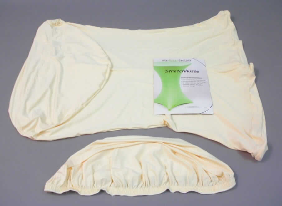 Tischwäsche, sog. Stoffüberzug für Tische, "Husse", Foto siehe Anlage,
- zweiteilig, für runde Tische mit einem Durchmesser von lt. Antrag 70 cm; bestehend aus einer Hülle mit einer 
  Höhe von ca. 100 cm sowie einer zusätzlichen Abdeckung für die Tischplatte mit eingearbeitetem, elastischem
  Gummiband,
- aus ca. 0,6 mm dicken, einfarbigen Gewirken aus laut Antrag 90% Polyester und 10 % Elasthan (beides 
  synthetische Chemiefasern),
- durch Zusammennähen konfektioniert,
- wird über Stehtische gezogen,
- wird üblicherweise gewaschen und kennzeichnet sich nach Material und Verwendungszweck als Tischwäsche.

"Tischwäsche, aus Spinnstoffen, aus Gewirken"