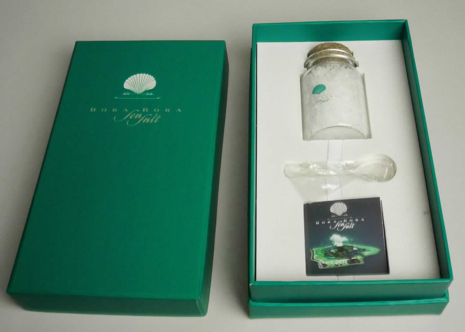 Angaben:
Zusammensetzung: Box aus Karton, etwas Schaumstoff, Glas mit Meersalz aus Bora Bora, Löffel aus Perlmutt, Broschüre aus Papier. Das Salz wird nach der HACCP Methode produziert. Herstellung: Meerwasser wird in ein Becken gepumpt, das Wasser verdunstet mit der Sonne und dem Wind, es bleibt reines Meersalz übrig. Wert pro Box ca. 2 Euro. Verwendungszweck: Wird als Geschenk oder zum Selbstgebrauch verkauft. Bezeichnung: (Box of) Bora Bora Sea Salt.

Warenbeschaffenheit:
Warenzusammenstellung: In einem türkisfarbenen Karton mit der Aufschrift "Bora Bora Sea Salt" befindet sich eine Broschüre aus Papier, ein kleiner Löffel aus Perlmutt sowie ein Glas mit Korkdeckel und dem Aufdruck"Bora Bora Sea Salt", welches mit Salz gefüllt ist. 

Befund:
Speisesalz, nicht in wässriger Lösung
Warenzusammenstellung, bei der das Salz als charakterbestimmend angesehen wird.