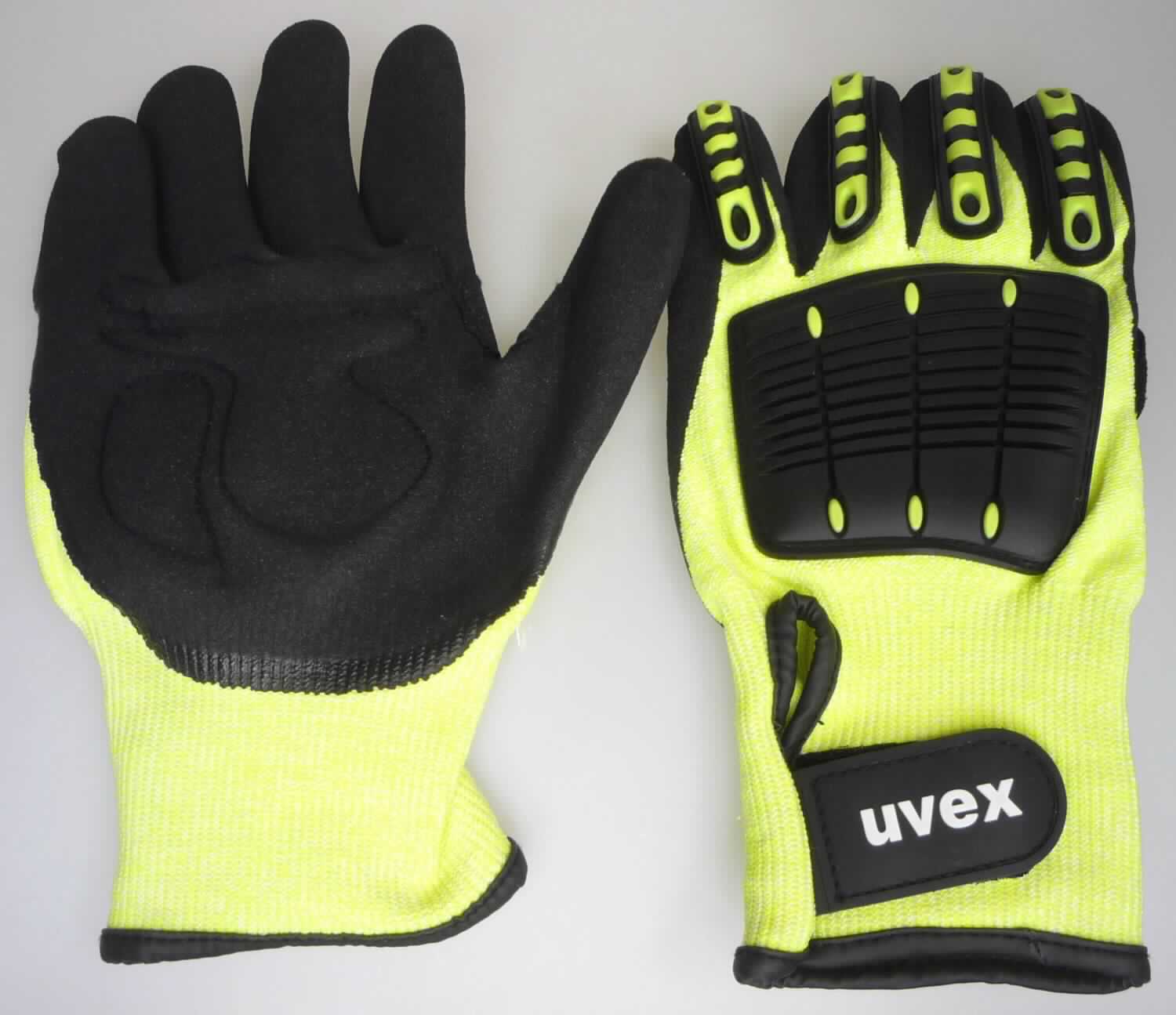 Fingerhandschuhe, Größe 9, Foto siehe Anlage,
- als Fünffingerhandschuhe gearbeitet,
- aus buntgewirkten Gewirken (melierte Garne) aus laut Antrag 50,5 % HPPE (Polyethylen), 24,6 % Polyester,
  6,6 % Nylon und 5 % Spandex (alles synthetische Chemiefasern) sowie aus 13,3 % Glasfasern,
- nachträglich mit Ausnahme des größten Teils der Stulpe, des Handrückens und Teilen der Finger- und 
  Daumenaußenseiten einseitig (Außenseite) mit laut Antrag Nitrilkautschuk (kein Zellkautschuk) überzogen,
- im Bereich des Handrückens und der Finger- und Daumenaußenseiten mit aufgenähten, biegsamen Protektoren
  aus Kunststoff ausgestattet,
- im Bereich der Handfläche gepolstert,
- mit einer elastischen Stulpe, seitlich mit einer ca. 7 cm hochreichenden Öffnung mit Klettriegel,
- am unteren Rand mit einem kontrastfarbenen Band eingefasst,
- insbesondere im Hinblick auf die gewichtsmäßige Zusammensetzung bestimmen die Spinnstoffe gegenüber den 
  Glasfasern den Charakter der Ware.

"Fingerhandschuhe, aus Gewirken, mit Kautschuk überzogen"