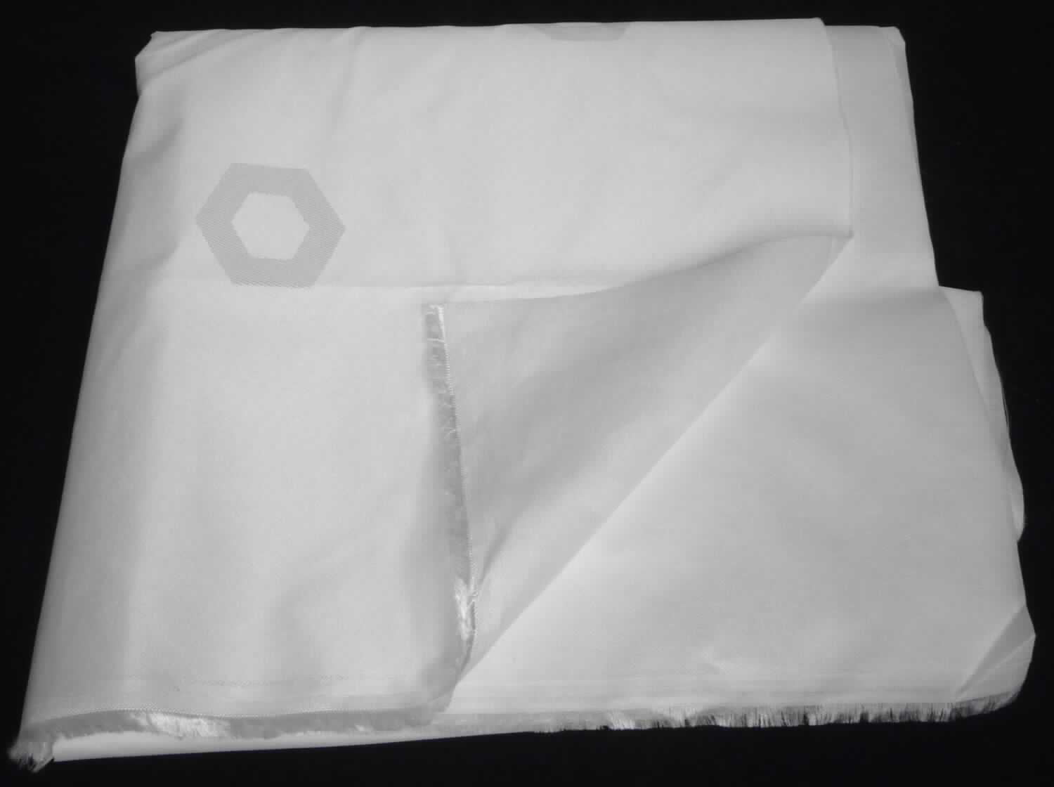 Textillaminat, sog. Gewebe Names BOLIVIA, Foto siehe Anlage,
- als Meterware, mit einer Breite von mehr als 30 cm,
- laut Untersuchungsergebnis:
-- aus zwei mit ihrer ganzen Fläche aufeinander liegenden und so miteinander durch Kleben verbundenen Lagen:
-- mit einer Oberlage (Schauseite) aus einem weißen bzw. gebleichten Jacquardgewebe aus ungezwirnten, 
   nicht hochfesten Kettgarnen aus texturierten, synthetischen Filamenten und aus ungezwirnten, nicht hochfesten 
   Schussgarnen aus nicht texturierten synthetischen Filamenten (beides laut Antrag: Polyester); mit einem Anteil
   an nicht texturierten Filamenten von ca. 50 GHT,
-- mit einer Unterlage aus weißem Vliessstoff aus Chemiefasern, 
- insbesondere im Hinblick auf die Verwendung als Polster- und Möbelbezugsstoff verleiht das die Schauseite 
  bildende Gewebe der Ware ihren wesentlichen Charakter.

"Gewebe aus Garnen aus synthetischen Filamenten, anderes als in den Unterpositionen 5407 10 bis 5407 54 
 genannte, mit einem Anteil an Polyester-Filamenten von mehr als 85 GHT, mit einem Anteil an nicht texturierten 
 Polyester-Filamenten von weniger als 85 GHT, gebleicht"
