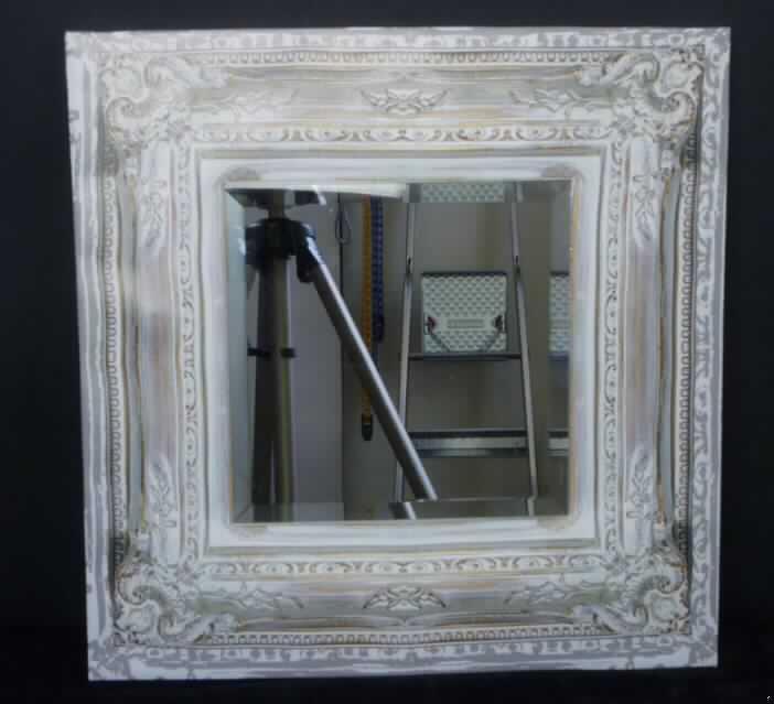 Spiegel, sog. "Spiegel in Canvas-Bilderrahmen", siehe Foto,
- in Form eines ungerahmten, an den Seiten beschliffenen, quadratischen Spiegels aus Glas
  (Seitenlänge ca. 21 cm),
- aufgeklebt auf einer Unterlage aus, auf einem quadratischen Keilrahmen aufgezogenen,
  bedruckten Spinnstoff, der einen Rahmen imitieren soll (Seitenlänge ca. 40 cm),
- auf der Rückseite mit Aufhängevorrichtung versehen.

"Spiegel aus Glas, kein Rückspiegel für Fahrzeuge, nicht gerahmt"