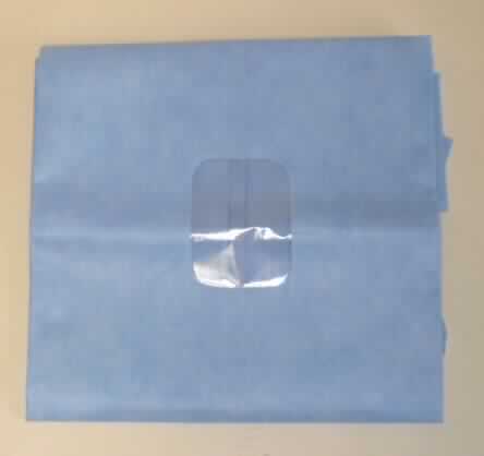 Andere konfektionierte Spinnstoffware aus Vliesstoffen der Position 5603, sog. Ophthalmologie 
Abdecktuch SMMS, Foto siehe Anlage,
- lt. Antrag zur Verwendung bei chirurgischen Eingriffen (zum Bedecken eines Patienten während einer 
  Augenoperation); von quadratischer Form; in den Abmessungen 140 cm x 140 cm,  
- lt. Antrag aus Vliesstoffen aus synthetischen Chemiefasern,
- mit einer abgeklebten Öffnung im Augenbereich,
- mit einem unterhalb der Öffnung angeklebten Beutel aus Kunststofffolie zum Auffangen von Flüssigkeiten
  (u. a. somit konfektioniert),
- lt. Antrag nicht in Aufmachung für den Einzelverkauf (somit keine Ware der Position 3005),

"Andere konfektionierte Ware (Ophthalmologie Abdecktuch) aus Spinnstoffen, Einweg-Abdecktücher aus 
 Erzeugnissen der Position 5603, von der bei chirurgischen Eingriffen verwendeten Art"