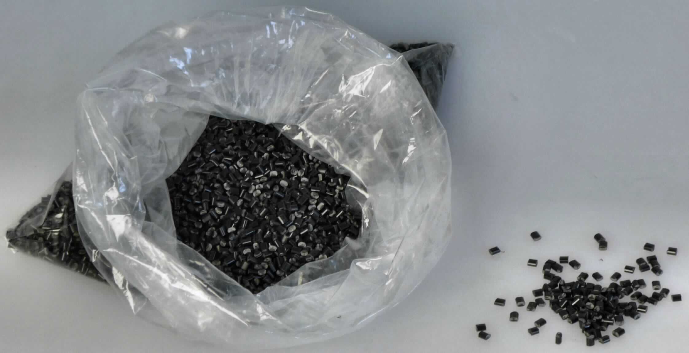 Angaben des Antragstellers:
Kunststoffmaterial in Primärform für die Herstellung von Teilen von Resttonerbehältern. Das Material ist nicht expandierbar.

Untersuchungsergebnisse an Warenmuster:
Harte, schwarze Granulate mit ovalem Querschnitt aus Polystyrol.

Befund:
Es liegt nicht expandierbares Polystyrol in Primärform im Sinne der Position 3903 vor.