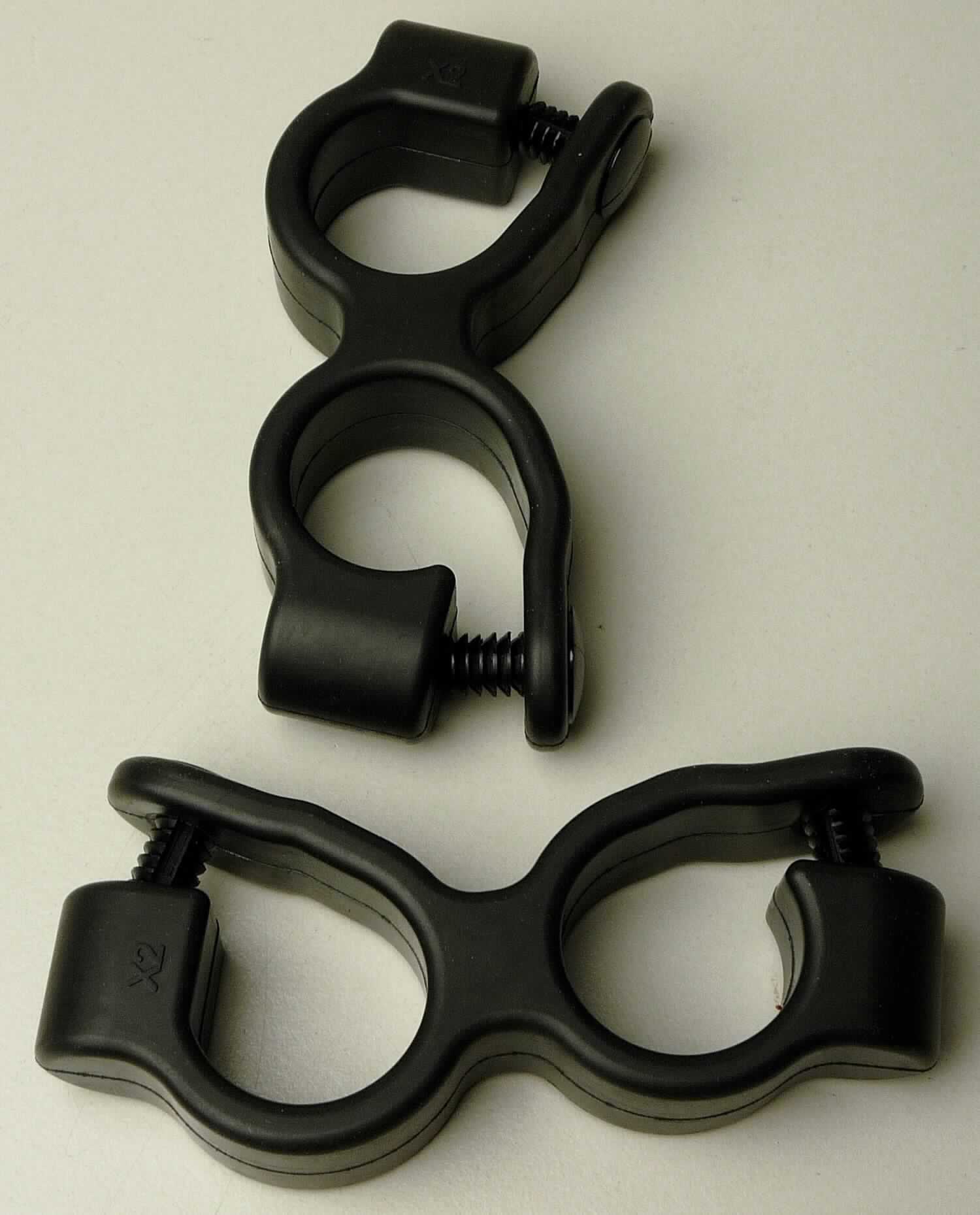 Angaben des Antragstellers:
Schlauchklammern zur Verwendung im Motorraum eines Kfz.
Material: EPDM, Polyamid

Untersuchungebnisse an Warenmustern:
Achtförmige Klammern (Abmessungen: ca. 9,5 x 4 x 2 cm) aus einem schwarzen, elastischen Material. Die Ringe sind jeweils an einer Außenseite geöffnet und können mit einem schwarzen, nietenartigen Kunststoffformteil verschlossen werden (siehe Abbildung).

Befund:
Es liegt ein Formteil aus Weichkautschuk von der für Kraftfahrzeuge der Positionen 8701 bis 8705 bestimmten Art im Sinne der Unterposition (KN) 4016 9957 vor.