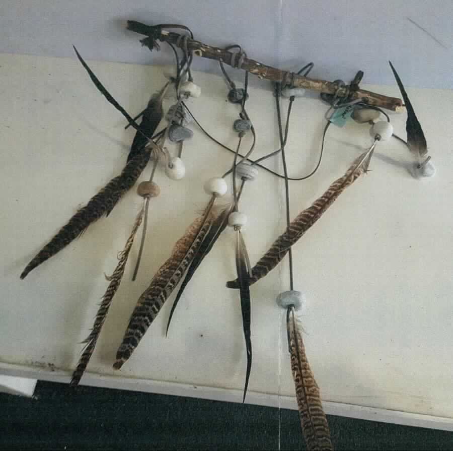 Ware aus Federn, sog. Deko-Hänger (ein Warenmuster wurde nicht vorgelegt, die Einreihung erfolgt aufgrund
der Antragsangaben), Foto siehe Anlage,
- zusammengesetzte Ware aus verschiedenen Stoffen, bestehend aus:
- - einem Holzstab,
- - Federn und Kieselsteinen, die an Lederbändern befestigt sind, die wiederum an dem Holzstab angeknotet
    sind,
- mit einer Aufhängevorrichtung,
- insbesondere im Hinblick auf das optische Erscheinungsbild (Zierwirkung) und des Umfangs verleihen die
  Federn der zusammengesetzten Ware den wesentlichen Charakter.

"Ware aus Federn"
