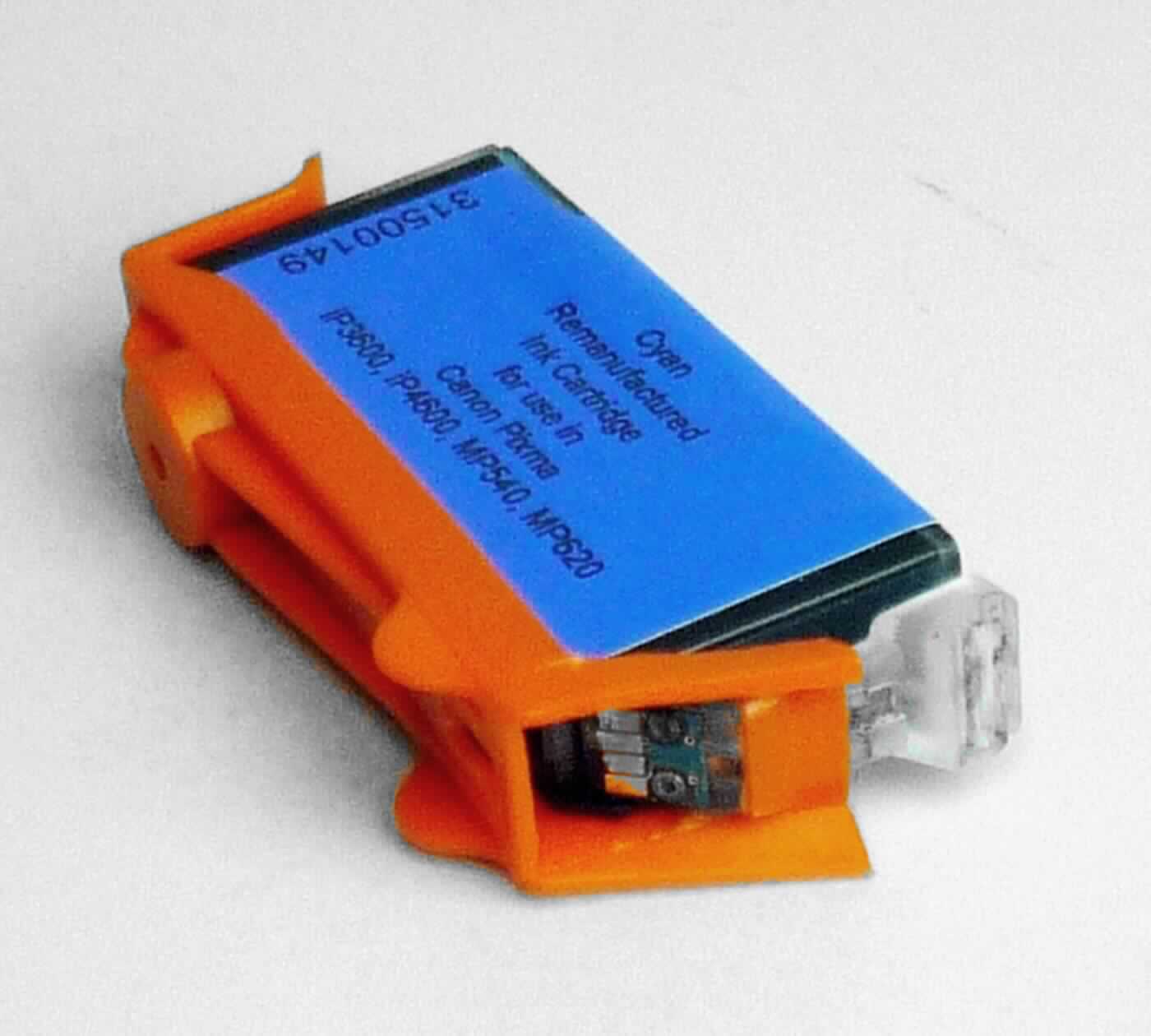 Angaben: 
Wiederaufbereitete Tintenpatrone ohne Druckkopf.

Warenbeschaffenheit: 
Quaderförmiges Behältnis aus Kunststoff (Abmessungen: ca. 8 x 4 x 1 cm), mit Öffnung (verschlossen durch Kunststoffaufsatz), mit Chipausrüstung, ohne integrierten Druckkopf, gefüllt mit blauer Flüssigkeit.

Befund: 
Tintenpatronen (ohne integrierten Druckkopf) zum Einsetzen in Apparate der Unterpositionen 8443 31, 8443 32 oder 8443 39, und mit mechanischen oder elektrischen Komponenten.