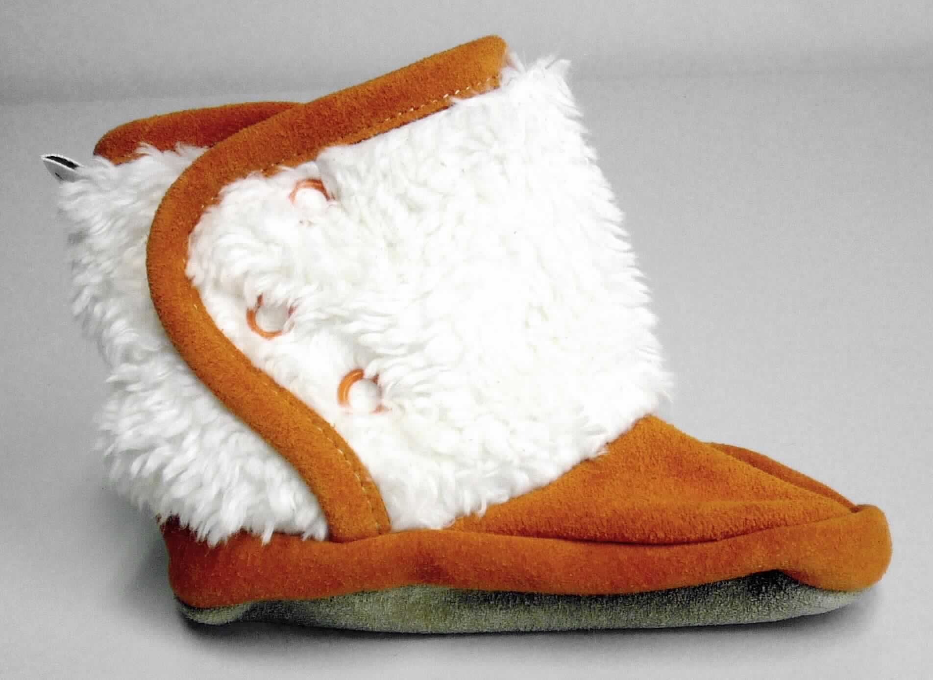 Babyschuhe (lt. Antrag: "Winterschuh (Model orange/weiss, Größe 18/19)", Foto siehe Anlage)
- mit Laufsohlen aus (lt. Antrag) Leder,
- mit knöchelbedeckendem Oberteil aus Spinnstoff (den größten Teil der Außenfläche bildend)
  und Leder,
- mit einer Randeinfassung aus Leder verstärkt,
- seitlich mit Druckknopfverschluss

"Schuhe mit Laufsohlen aus Leder und Oberteil aus Spinnstoffen, andere als in den 
 UPos. 6404 1100 bis 6404 2010 genannt"