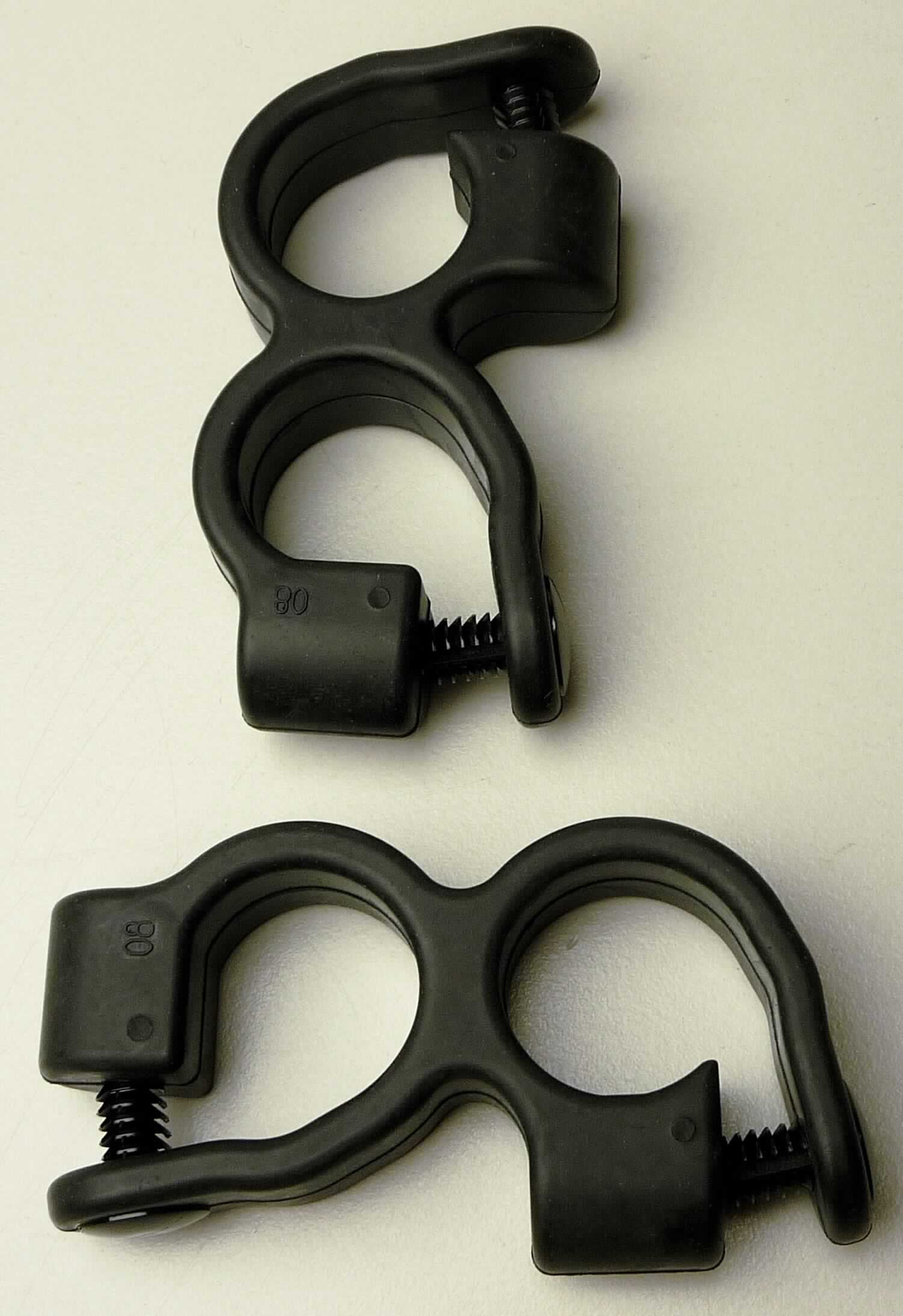 Angaben des Antragstellers:
Schlauchklammern zur Verwendung im Motorraum eines Kfz.
Material: EPDM, Polyamid

Untersuchungebnisse an Warenmustern:
Achtförmige Klammern (Abmessungen: ca. 9 x 4,5 x 2 cm) aus einem schwarzen, elastischen Material. Die Ringe sind jeweils an einer Außenseite geöffnet und können mit einem schwarzen, nietenartigen Kunststoffformteil verschlossen werden (siehe Abbildung).

Befund:
Es liegt ein Formteil aus Weichkautschuk von der für Kraftfahrzeuge der Positionen 8701 bis 8705 bestimmten Art im Sinne der Unterposition (KN) 4016 9957 vor.