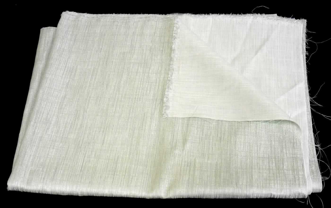 Gewebe, sog. Dekorationsstoff, Art. 2747 Napari, Foto siehe Anlage,
- als Meterware, mit einer Breite von laut Antrag 130 cm,
- laut Untersuchungsergebnis:
-- buntgewebtes Gewebe in Musterbindung aus überwiegend ungezwirnten, nicht hochfesten Garnen,
-- bestehend aus:
--- Kettgarnen aus synthetischen Filamenten (laut Antrag: Polyester),
--- glänzenden, weißen Schussgarnen aus künstlichen Filamenten (laut Antrag: Viskose),
--- matten, weißen Schussgarnen aus künstlichen Spinnfasern (laut Antrag: Acetat),
--- grünen, gezwirnten Garnen aus künstlichen Spinnfasern (laut Antrag: Viskose),
-- mit einem Gesamtanteil an:
--- Polyester-Filamenten von 29 GHT,
--- Viskose-Filamenten von 25 GHT,
--- Viskose-Spinnfasern von 29 GHT,
--- Acetat-Spinnfasern von 17 GHT.

"Gewebe aus Garnen aus synthetischen Filamenten, anderes als in den Unterpositionen 5407 10 bis 5407 81 
 genannte, buntgewebt"
