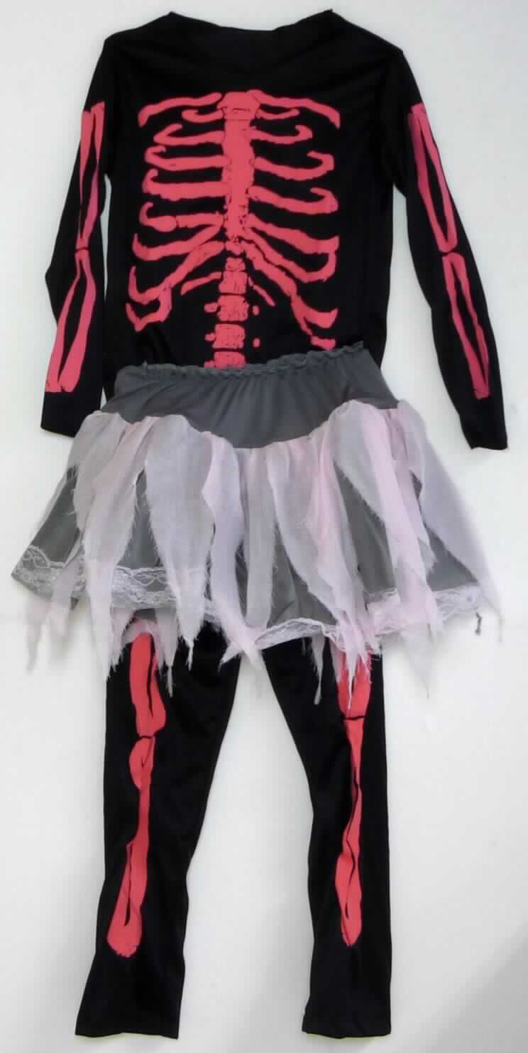 Kinderkostüm, sog. Mädchenkostüm Pink Skelett, Größe 3-5 Jahre (entspricht den Größen 98 bis 110),
Foto siehe Anlage,
- Zusammenstellung, bestehend aus einem T-Shirt, einer langen Hose, einem Rock und zwei Handschuhen, 
- gemeinsam in einem Polybeutel verpackt,
- gehört als Maskenkostüm aus Spinnstoffen nicht zum Warenkreis der Position 9505,
- keine Kombination, u. a. weil ein Kleidungsstück der Position 6109 (T-Shirt) nicht als Bestandteil einer 
  Kombination zugelassen ist,
- getrennte Einreihung aller Bestandteile, weil die Kleidungsstücke nicht zusammen in eine Position eingereiht 
  werden können,
- alle Flächenerzeugnisse aus laut Antrag 100 % Polyester (synthetische Chemiefasern),
- Rock:
-- dreilagig gearbeitet (am "Taillenbund" dauerhaft zusammengenäht); mit einer Außenlage aus einem gezackt
   geschnittenen Zuschnitt aus ca. 0,3 mm dicken, einfarbigen Geweben, einer Zwischenlage aus ca. 0,2 mm
   dicken, kontrastfarbenen Geweben und einer Innenlage aus ca. 0,3 mm dicken, einfarbigen, durchbrochenen
   Gewirken,
-- über den Schritt reichend (Seitenlänge: ca. 18 cm),
-- in der Taille abschließend; mit einem ca. 7 cm breiten, elastisch gerafften, bundartigen Zuschnitt aus Gewirken,
-- ohne Öffnung und ohne Verschluss,
-- am unteren Rand mit einem angenähten, ca. 3 cm breiten Zuschnitt aus durchbrochenen Gewirken (sog.
   Raschelspitze) verziert,
-- kann ohne ein weiteres, den Unterkörper bedeckendes Kleidungsstück getragen werden,
-- insbesondere im Hinblick auf den Umfang bestimmen die Gewebe den Charakter der Ware.

"Rock, aus Geweben, für Mädchen, aus synthetischen Chemiefasern, nicht nach dem Batik-Verfahren
handbedruckt"