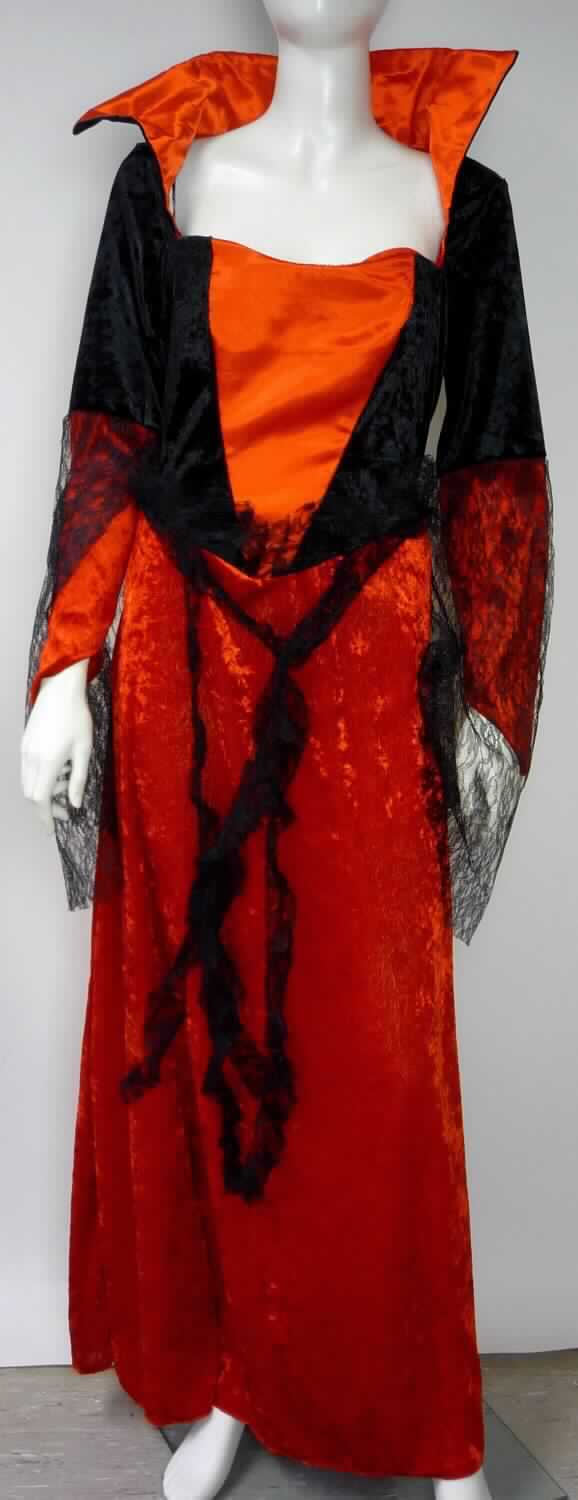 Kleid, sog. Frauenkostüm Gothic Vampirkleid, Größe L, Foto siehe Anlage,
- in einem Polybeutel verpackt,
- aus ca. 0,6 mm dicken, verschiedenen einfarbigen Samtgewirken,
- mit einem hohen Stehkragen aus einem mehrlagigen Flächenerzeugnis; mit einer Außenlage aus den oben 
  genannten Gewirken, einer Innenlage aus Geweben und einer doppelten Zwischenlage aus augenscheinlich 
  Vliesstoffen,
- vorn mit einem Einsatz aus einfarbigen Geweben,
- oberhalb der Taille sowie an den Ärmeln mit angenähten Zuschnitten aus einfarbigen, durchbrochenen Gewirken,
- alle Flächenerzeugnisse aus laut Antrag 100 % Polyester (synthetische Chemiefasern),
- über das Knie reichend (Rückenlänge: ca. 136 cm),
- an einer Seite unterhalb der Achsel mit einer ca. 34 cm langen Öffnung mit Reißverschluss,
- mit langen Ärmeln,
- am unteren Rand durch Umschlagen und Festnähen gesäumt,
- kann aufgrund der Länge ohne ein weiteres, den Unterkörper bedeckendes Kleidungsstück getragen werden,
- gehört als Maskenkostüm aus Spinnstoffen nicht zum Warenkreis der Position 9505.

"Kleid, aus Gewirken, für Frauen, aus synthetischen Chemiefasern"