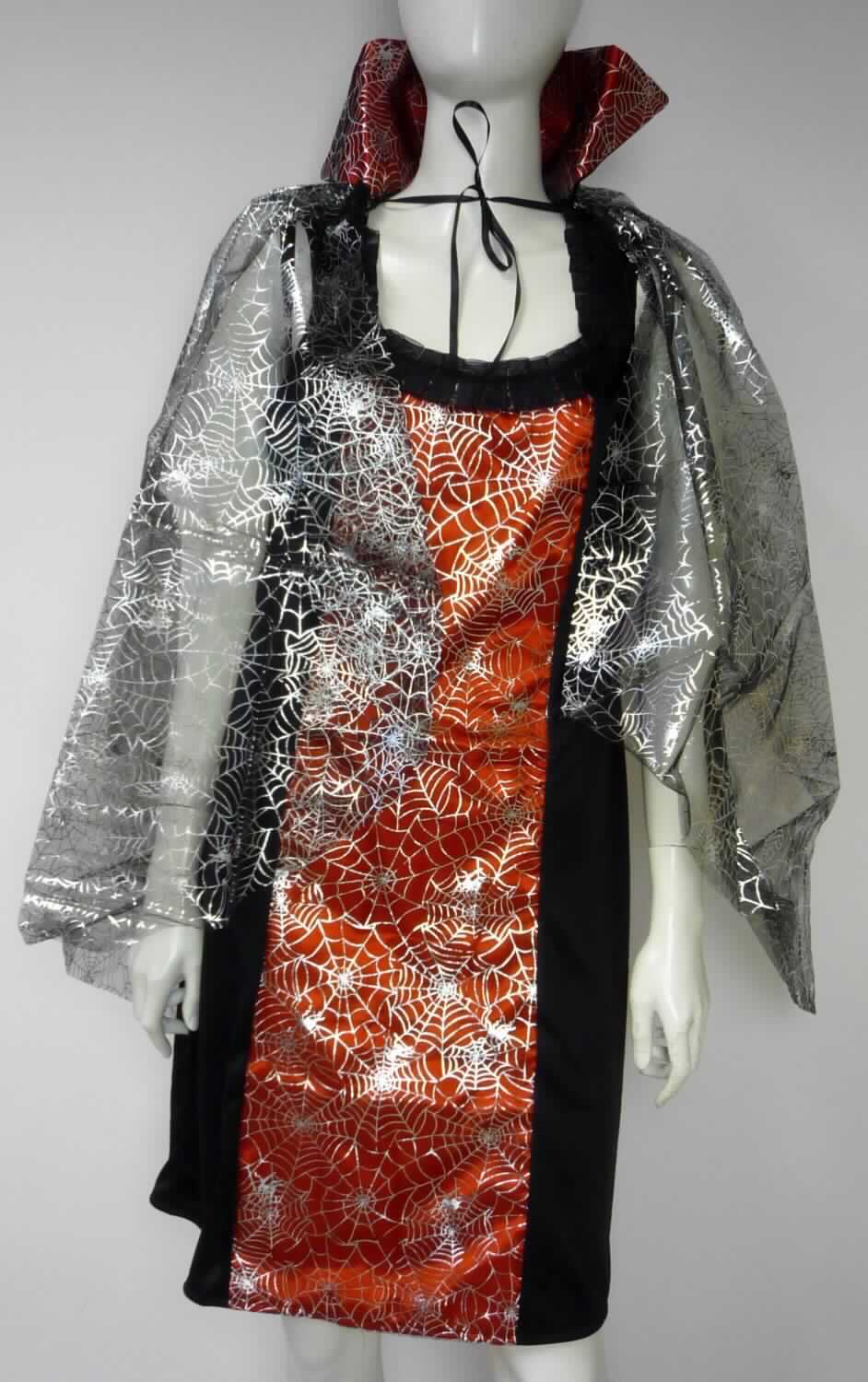 Kleid, sog. Frauenkostüm sexy Vampirkleid, Größe L, Foto siehe Anlage,
- in einem Polybeutel verpackt,
- aus ca. 0,5 mm dicken, einfarbigen Gewirken; im Vorderteil mittig zweilagig gearbeitet, mit einer Innenlage aus ca. 
  0,2 mm dicken, einfarbigen Geweben und einer Außenlage aus ca. 0,1 mm dicken, bedruckten Geweben,
- mit einem hohen Stehkragen aus einem mehrlagigen Flächenerzeugnis; mit einer Außenlage aus den oben
  genannten Gewirken, einer Innenlage aus den oben genannten zweilagigen Geweben und einer doppelten 
  Zwischenlage aus augenscheinlich Vliesstoffen; mit angenähten Bindebändern ausgestattet,
- im Bereich der Schultern mit zusätzlich angenähten Zuschnitten aus den oben genannten bedruckten Geweben,
- alle Flächenerzeugnisse aus laut Antrag 100 % Polyester (synthetische Chemiefasern),
- über den halben Oberschenkel reichend (Rückenlänge: ca. 92 cm),
- mit einem runden Halsausschnitt; mit einer angenähten Borte aus Geweben verziert,
- an einer Seite unterhalb der Achsel mit einer ca. 30 cm langen Öffnung mit Reißverschluss,
- ärmellos,
- am unteren Rand durch Umschlagen und Festnähen gesäumt,
- kann ohne ein weiteres, den Unterkörper bedeckendes Kleidungsstück getragen werden,
- gehört als Maskenkostüm aus Spinnstoffen nicht zum Warenkreis der Position 9505,
- hinsichtlich des Umfangs sind die Gewirke und die Gewebe als annähernd gleichbedeutend anzusehen, im 
  Hinblick auf das äußere Erscheinungsbild verleihen die verschiedenen Gewebe der Ware ihren wesentlichen 
  Charakter.

"Kleid, aus Geweben, für Frauen, aus synthetischen Chemiefasern"