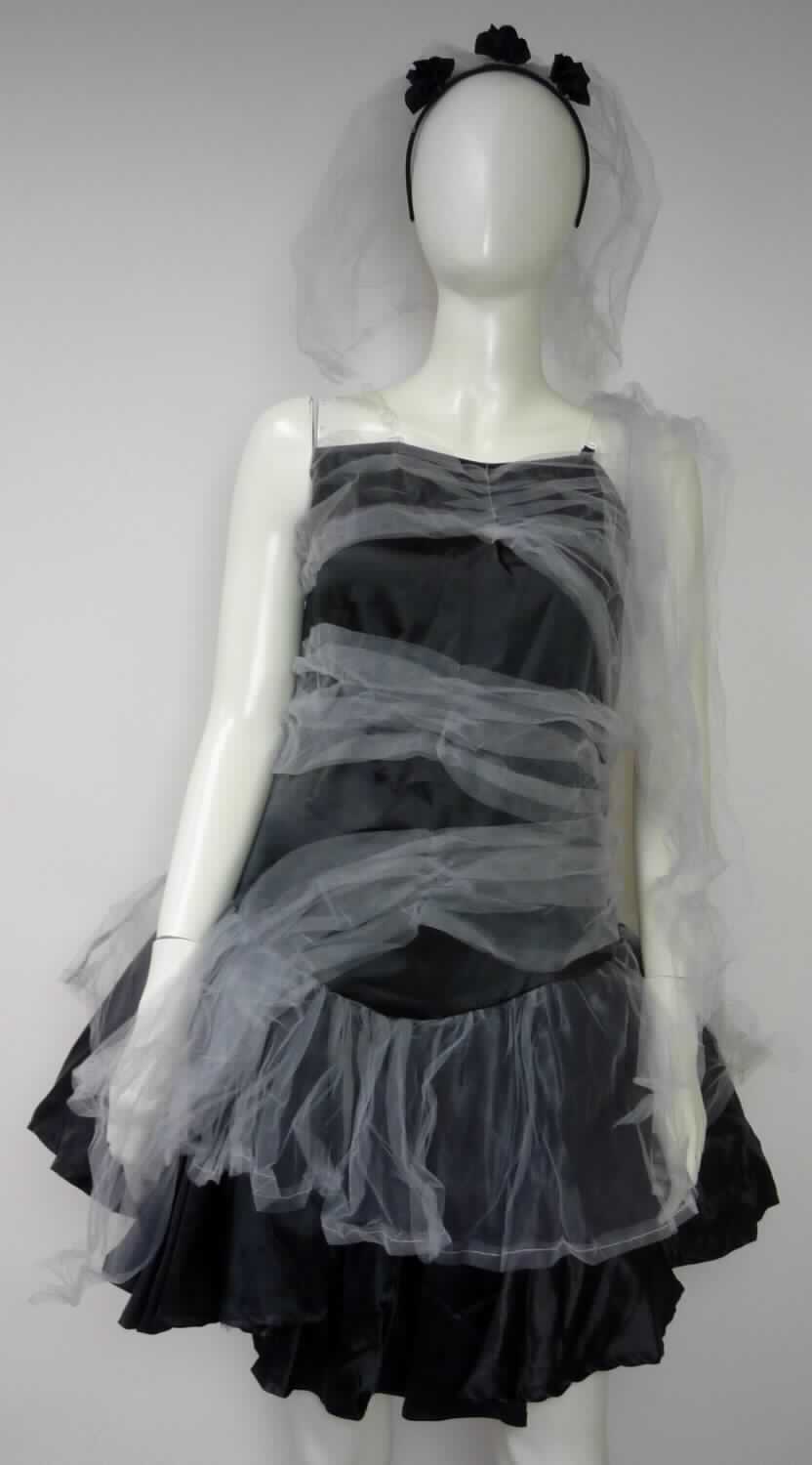 Faschingskostüm, sog. Frauenkostüm Schwarze Witwe, Größe XL, Foto siehe Anlage,
- Warenzusammenstellung, bestehend aus einem Kleid, einem Kopfschmuck und einem Gürtel/Schal,
- gemeinsam für den Einzelverkauf aufgemacht und zur Befriedigung eines speziellen Bedarfs zusammengestellt,
- gehört als Maskenkostüm aus Spinnstoffen nicht zum Warenkreis der Position 9505,
- alle Flächenerzeugnisse aus laut Antrag 100 % Polyester (synthetische Chemiefasern),
- Kleid:
-- aus ca. 0,2 mm dicken, einfarbigen Geweben, auf der Vorderseite und im Rockteil mit aufgenähten Zuschnitten
   aus ca. 0,2 mm dicken, einfarbigen, netzartig durchbrochen gearbeiteten Gewirken, 
-- über den Schritt reichend (Rückenlänge in getragenem Zustand: ca. 85 cm),
-- mit längenverstellbaren, schmalen Trägern,
-- am gerade gearbeiteten oberen Rand elastisch verengt,
-- hinten mit einer bis zum Rockteil reichenden Öffnung mit Reißverschluss,
-- mit einem angesetzten, weiten Rockteil, zweilagig unterlegt,
-- am unteren Rand durch Umschlagen und Festnähen gesäumt,
-- kann aufgrund der Länge ohne ein weiteres, den Unterkörper bedeckendes Kleidungsstück getragen werden,
-- im Hinblick auf das äußere Erscheinungsbild und den Umfang bestimmen die Gewebe den Charakter der Ware,
- Kopfschmuck (Bekleidungszubehör):
-- zusammengesetzte Ware, bestehend aus einem Schleier und einem Haarreif,
-- Schleier:
--- aus einem ca. 100 cm x 38 cm langen Zuschnitt aus den o. g. Gewirken, 
--- an drei Rändern lediglich geschnitten, im Bereich des Haarreifs mit einer Borte zusammengefasst und mit 
    drei rosettenartig zusammengenähten "Blüten" aus Geweben aus Spinnstoffen verziert,
--- durch Zusammenfügen konfektioniert,
--- auf den Haarreif aufgeklebt; die Ware wird als Schleier auf dem Kopf getragen und stellt sich als individuelles
    (selbstständiges) Einzelstück, das eine Ergänzung von Kleidung darstellt, dar,
-- Haarreif:
--- aus Kunststoff, ca. 1,5 cm breit und der Kopfform angepasst, 
--- mit einfarbigen Gewirken überzogen,
-- nach Umfang und Gesamteindruck verleiht der Schleier der Ware ihren wesentlichen Charakter, 
- Gürtel/Schal (Bekleidungszubehör),
-- in Form eines bis zu 220 cm langen und ca. 26 cm breiten Bandes aus den o. g. Gewirken, an den Enden 
   abgeschrägt (somit konfektioniert),
-- an allen Seiten lediglich geschnitten, 
-- wird laut Antrag als zusätzlicher Bindegürtel über dem Kleidungsstück oder als Schal getragen,
-- individuelles (selbstständiges) Einzelstück, das eine Ergänzung von Kleidung darstellt,
- das Kleid verleiht der Warenzusammenstellung im Hinblick auf den Umfang und die Verwendung ihren 
  wesentlichen Charakter.

"Kleid, aus Geweben, für Frauen, aus synthetischen Chemiefasern"