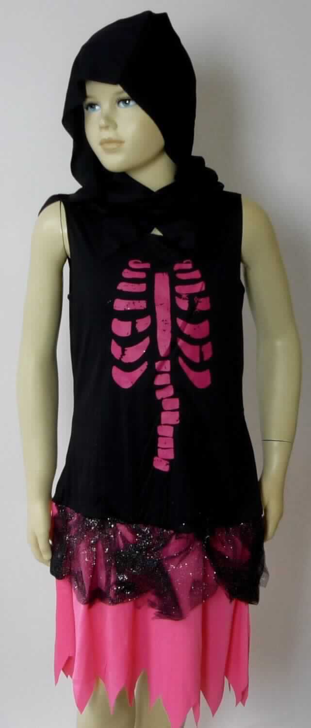 Faschingskostüm, sog. Girlie Skelett Kleid mit Kapuze, Größe 10-12 Jahre (entspricht Größe 140 bis 152),
Foto siehe Anlage,
- Warenzusammenstellung, bestehend aus einem Kleid und einer Kopfbedeckung,
- gemeinsam für den Einzelverkauf aufgemacht und zur Befriedigung eines speziellen Bedarfs zusammen-
  gestellt,
- gehört als Maskenkostüm aus Spinnstoffen nicht zum Warenkreis der Position 9505,
- alle Flächenerzeugnisse aus laut Antrag 100 % Polyester (synthetischen Chemiefasern), 
- Kleid:
-- aus verschiedenen bis zu ca. 0,5 mm dicken, einfarbigen Gewirken, 
-- über den halben Oberschenkel reichend (Rückenlänge: ca. 82 cm), 
-- ärmellos,
-- ohne Öffnung oder Verschluss,
-- auf der Vorderseite mit einem Aufdruck verziert,
-- mit einem angesetzten, weiten Rockteil; außen mit einer zusätzlichen, kürzer gearbeiteten Lage aus
   durchbrochen gearbeiteten und mit Glitter bedruckten Gewirken,
-- am unteren Rand in Zacken zugeschnitten,
-- kann aufgrund der Länge ohne ein weiteres, den Unterkörper bedeckendes Kleidungsstück getragen
   werden,
- Kopfbedeckung (kapuzenähnliche Ware):
-- durch Zusammennähen aus Stücken aus Gewirken hergestellt,
-- am unteren Rand in Zacken zugeschnitten, 
-- vorn mit einem Klettverschluss zu schließen,
- im Hinblick auf den Umfang und den Gesamteindruck bestimmt das Kleid den Charakter der Waren- 
  zusammenstellung.

"Kleid, aus Gewirken, für Mädchen, aus synthetischen Chemiefasern"