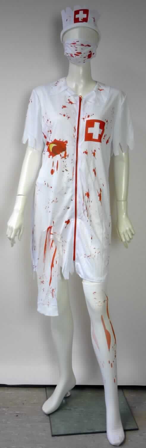 Faschingskostüm, sog. Frauenkostüm Sexy Zombie, Größe L, Foto siehe Anlage,
- Warenzusammenstellung, bestehend aus einem Kleid, einem Paar Strümpfen, einem Mundschutz und einem
  Haarrreif,
- gemeinsam für den Einzelverkauf aufgemacht und zur Befriedigung eines speziellen Bedarfs zusammengestellt,
- gehört als Maskenkostüm aus Spinnstoffen nicht zum Warenkreis der Position 9505,
- alle Flächenerzeugnisse aus laut Antrag 100 % Polyester (synthetische Chemiefasern),
- Kleid:
-- aus ca. 0,4 mm dicken, einfarbigen bzw. buntbedruckten Gewirken, 
-- über die Mitte des Oberschenkels hinausreichend (Rückenlänge: ca. 91 cm), teilweise ca. 7 cm kürzer 
   gearbeitet,
-- mit einem V-förmigen Halsausschnitt mit Umlegekragen,
-- vorn mit einer durchgehenden Öffnung mit Reißverschluss,
-- mit kurzen Ärmeln, an den Ärmelenden in Zacken geschnitten,
-- am unteren Rand teilweise durch Umschlagen und Festnähen gesäumt und teilweise in Zacken geschnitten,
-- kann aufgrund der Länge ohne ein weiteres, den Unterkörper bedeckendes Kleidungsstück getragen werden,
- Strümpfe (Bekleidungszubehör):
-- aus bedruckten Gewirken, mit einem Titer der einfachen Garne von augenscheinlich weniger als 67 dtex,
-- schlauchförmig gearbeitet und an den Fußspitzen zusammengenäht, somit konfektioniert,
-- ohne ausgearbeitete Ferse,
-- am oberen Rand durch Umschlagen und Festnähen gesäumt,
-- über die Knie reichend, 
- Mundschutz (andere konfektionierte Ware):
-- rechteckig; in den Abmessungen: ca. 15 cm x 12 cm,
-- aus ca. 0,4 mm dicken, buntbedruckten Gewirken,
-- an allen Rändern durch Umgeschlagen und Festnähen gesäumt (u. a. damit konfektioniert), 
-- an den Schmalseiten mit angebrachten, elastischen Bändern zur Befestigung am Kopf,
- Haarreif (Karnevalsartikel):
-- aus Kunststoff, ohne "Zähne", ca. 1,5 cm breit,
-- mit einfarbigen Gewirken überzogen,
-- mit einem ca. 20 cm breiten und ca. 9 cm hohen, auf der Vorderseite in der Art einer Schwesternhaube 
   bedruckten Gewirkezuschnitt ausgestattet,
-- dient im Wesentlichen der Unterhaltung, Verkleidung oder Belustigung,
- das Kleid verleiht der Warenzusammenstellung im Hinblick auf den Umfang und die Verwendung ihren 
  wesentlichen Charakter.

"Kleid, aus Gewirken, für Frauen, aus synthetischen Chemiefasern"
