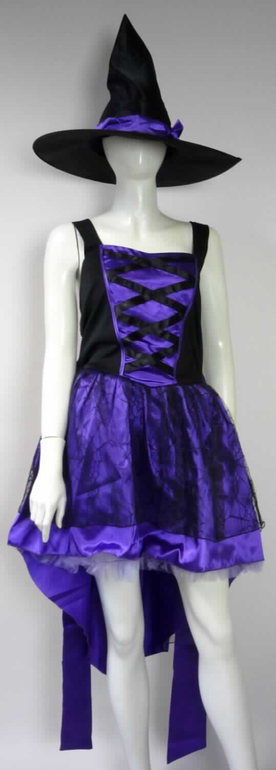 Faschingskostüm, sog. Frauenkostüm Sexy Hexenkleid, Größe L, Foto siehe Anlage,
- Warenzusammenstellung, bestehend aus einem Kleid und einer Kopfbedeckung,
- gemeinsam für den Einzelverkauf aufgemacht und zur Befriedigung eines speziellen Bedarfs zusammen-
  gestellt,
- gehört als Maskenkostüm aus Spinnstoffen nicht zum Warenkreis der Position 9505,
- alle Flächenerzeugnisse aus laut Antrag 100 % Polyester (synthetischen Chemiefasern), 
- Kleid:
-- mit einem Oberteil aus ca. 0,5 mm dicken, einfarbigen Gewirken (Rückseite, Seiten und Träger) und aus 
   ca. 0,2 mm dicken, einfarbigen Geweben (Mittelteil der Vorderseite); mit einem zwei- bzw. dreilagig 
   gearbeiteten, angesetzten, weiten Rockteil mit einer obersten, kürzesten Lage aus ca. 0,4 mm dicken,
   einfarbigen, musterbildend durchbrochen gearbeiteten Gewirken, einer darunter liegenden Lage aus 
   den o. g. Geweben und im Vorderteil mit einer untersten Lage aus ca. 0,2 mm dicken, einfarbigen,
   durchbrochen gearbeiteten Geweben,   
-- hinten über die Knie reichend (Rückenlänge: ca. 125 cm), vorn oberhalb der Knie endend,
-- mit Trägern,
-- ohne Öffnung oder Verschluss,
-- vorn im Oberteil mit aufgenähten Gewebebändern verziert, die optisch den Eindruck einer verschnürten
   Öffnung erwecken,
-- in der Taille mit einem angenähten Bindegürtel aus Geweben,
-- am unteren Rand teilweise durch Überwendlichnähte gesäumt und teilweise lediglich geschnitten,
-- kann aufgrund der Länge ohne ein weiteres, den Unterkörper bedeckendes Kleidungsstück getragen
   werden,
-- insbesondere im Hinblick auf den Umfang (sichtbarer Teil) verleihen die Gewirke der Ware ihren 
   wesentlichen Charakter,
- Kopfbedeckung:
-- aus mehreren Stücken von Spinnstofferzeugnissen hergestellt, mit einer Außenlage aus Geweben und einer   
   Innenlage aus Vliesstoffen,
-- nach oben hin spitz zulaufend,
-- mit einer ca. 35 cm hoch reichenden Spitze und einer umlaufenden, ca. 13 cm breiten Krempe,
-- am Rand der Krempe mit einem formgebenden, biegbaren Ring aus unedlem Metall verstärkt,
-- mit einem aufgenähten, zur Schleife gebundenen, kontrastfarbenen Band verziert,
- das Kleid verleiht der Warenzusammenstellung im Hinblick auf den Umfang und die Verwendung ihren
  wesentlichen Charakter.

"Kleid, aus Gewirken, für Frauen, aus synthetischen Chemiefasern"