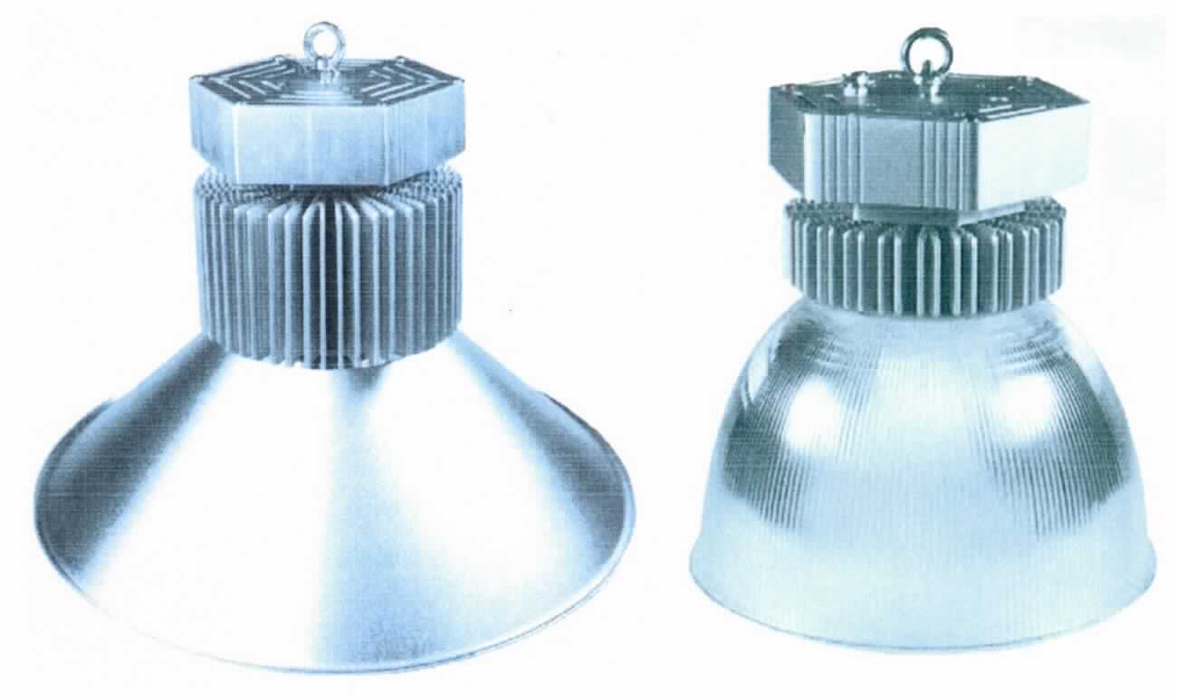 Bei dem sog. "LED Highbay Reflektor" handelt es sich um einen Reflektor aus Kunststoff, der zur Verwendung mit einem sog. LED HIGHBAY (Hallentiefstrahler) bestimmt ist. Der Reflektor wird als Lampenschirm auf dem Strahler montiert und dient nach der Montage zur Lichtlenkung /Festlegung des Abstrahlwinkels des Beleuchtungskörpers.

technische Daten (auszugsweise):

Artikel 70100011:
Abstrahlwinkel 45°
Maße 420 x 252 mm

Die Ware ist als "Teil für einen Beleuchtungskörper, anderweit weder genannt noch inbegriffen, aus Kunststoff, nicht für zivile Luftfahrzeuge" einzureihen.


.