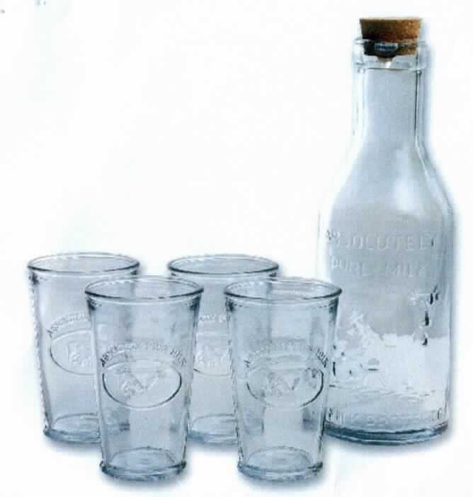 Warenzusammenstellung, bestehend aus vier Trinkgläsern und einer Flasche, Foto siehe Anlage,
- in Aufmachung für den Einzelverkauf,
- zur Befriedigung eines speziellen Bedarfs zusammengestellt,
- Trinkgläser; jeweils:
- - laut Antrag aus recyceltem, gewöhnlichem, mechanisch gefertigtem Glas,
- - becherförmig; ohne Stiel,
- - mit einem reliefartigen Schriftzug "ABSOLUTELY PURE MILK" und einer reliefartigen Darstellung einer Kuh,
    die gemolken wird, verziert,
- - weder geschliffen noch anders bearbeitet,
- - in den Abmessungen: ca. 12,5 cm (Höhe) x 8 cm (Durchmesser),
- Flasche:
- - laut Antrag aus recyceltem, gewöhnlichem, mechanisch gefertigtem Glas,
- - oben mit einer Öffnung, die mit einem Korken verschlossen ist,
- - mit einer Ausgusstülle,
- - mit den reliefartigen Schriftzügen "ABSOLUTELY PURE MILK" und "THE MILK PROTECTOR" sowie einer
    reliefartigen Darstellung einer Kuh, die gemolken wird, verziert,
- - in den Abmessungen: ca. 29 cm (Höhe) x 9,5 cm (Durchmesser),
- im Hinblick auf die Verwendung sind die Trinkgläser und die Flasche als gleichbedeutend anzusehen, im Hinblick
  auf den Wert und das Gewicht überwiegen die vier Trinkgläser gegenüber der Flasche, sie bestimmen somit den
  wesentlichen Charakter der Warenzusammenstellung.

"Glasware zur Verwendung bei Tisch, Trinkglas ohne Stiel, nicht aus Glaskeramik, Bleikristall oder vorgespanntem 
 Glas, mechanisch gefertigt (mechanische Glasentnahme), weder geschliffen noch anders bearbeitet"