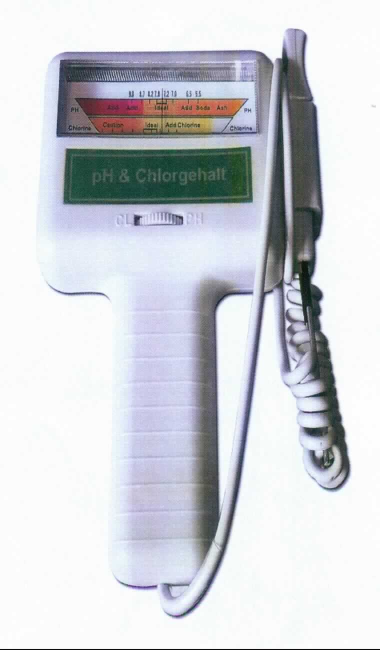 Wassertestgerät, im Wesentlichen bestehend aus einem Handgerät und einem Sensor, welcher durch ein Kabel mit einer Länge von ca. 110 cm mit dem Gerät verbunden ist.
Die Ware ist im oberen Bereich mit einem Sichtfeld ausgestattet, in welchem sich eine verschiedenfarbige Skala befindet, über die die Messwerte der pH-Wert- bzw. der Chlorgehaltmessung angezeigt werden. Die Skalen decken den Messbereich von 0,2 bis 3,5 ppm (Chlor) bzw. 5,5 bis 9,0 (pH-Wert) ab.
Die Bestimmung der Messwerte erfolgt durch die Prüfung der Leitfähigkeit aufgrund der Menge der im Wasser gelösten Stoffe.
Zum Betrieb der Ware ist eine AA-Batterie notwendig, die nicht im Lieferumfang enthalten ist.
Die Ware ist zur Messung des pH-Wertes bzw. des Chlorgehaltes von Schwimmbecken bestimmt.
Die Ware ist in einem Karton verpackt. Im Lieferumfang enthalten ist eine Bedienungsanleitung ("De-minimis-Regel").

Zur äußeren Form siehe Abbildung in der Anlage.

Die Ware wird als "elektronisches Gerät für physikalische oder chemische Untersuchungen, keine Ware der Unterpositionen (KN) 9027 1010 bis 9027 8005, pH-Messer und Gerät zum Messen der Leitfähigkeit" eingereiht.