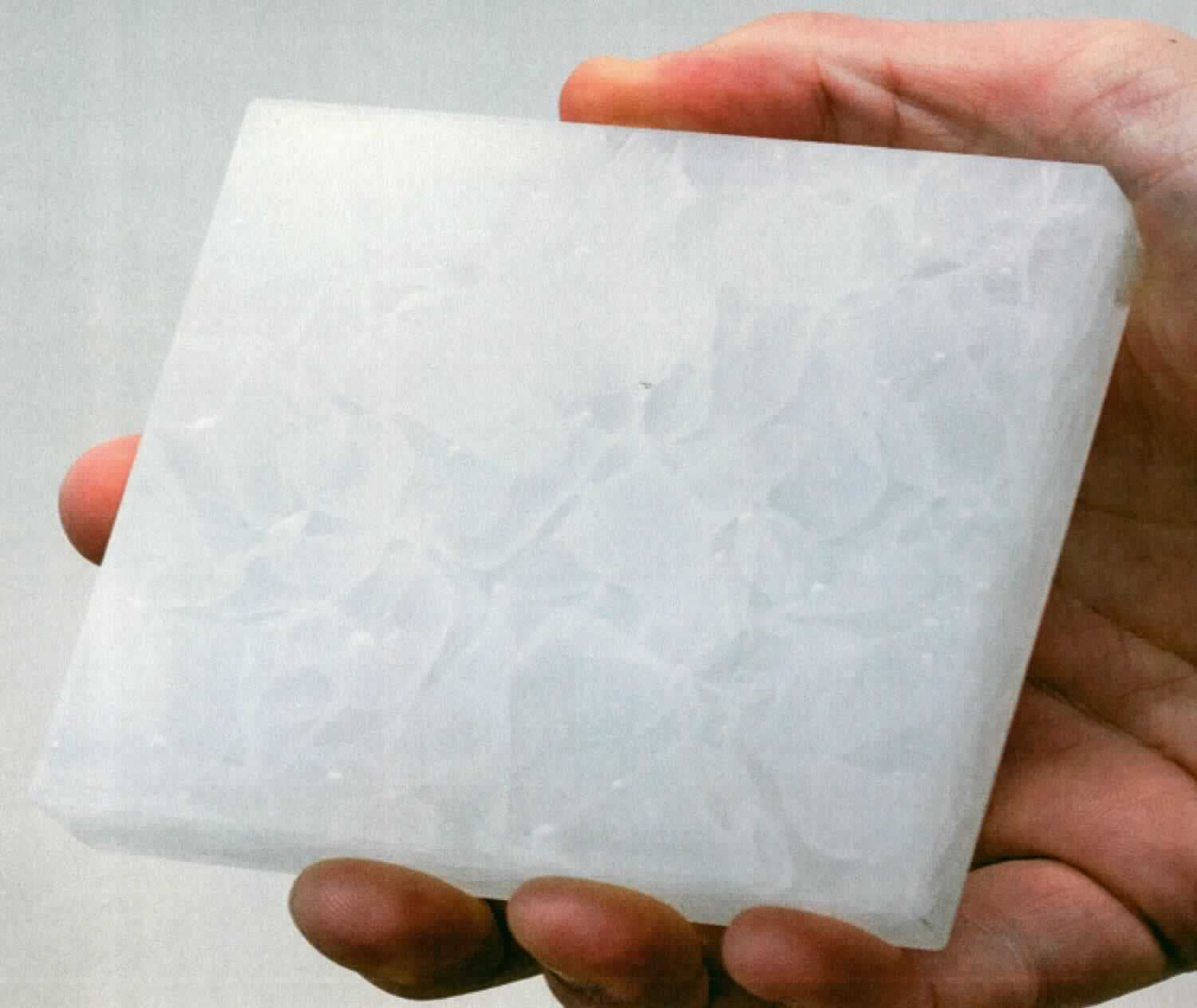 Mehrschichten-Sicherheitsglas (Verbundglas), sog. Glaskeramik aus Solarglas, Abbildung siehe Anlage, 
- bestehend aus einer ca. 1,7 cm dicken, opaken, milchig-weißen Glasscheibe, mit zellenartigem Aussehen, aus 
  gebrochenem und wieder angeschmolzenem Solarglas (lt. Antrag) und einer ca. 0,6 cm dicken, klarsichtigen 
  Glasscheibe Solarglas (lt. Antrag), 
- die beiden nicht vorgespannten Glasscheiben sind mit einer ca. 1 mm dicken Klebeschicht verbunden, 
- vorgelegtes Warenmuster mit einer Gesamtdicke ca. 2,4 cm, 
- in Großtafeln mit unterschiedlichen Abmessungen (lt. Antrag), 
- u. a. zur Verwendung als Fassadenelemente (lt. Antrag).

"Mehrschichten-Sicherheitsglas (Verbundglas), nicht in Abmessungen und Formen von der in Kraftfahrzeugen, 
 Luftfahrzeugen, Wasserfahrzeugen oder anderen Fahrzeugen verwendeten Art, anderes als in der Codenummer 
 7007 2900 10 0 genannte"
