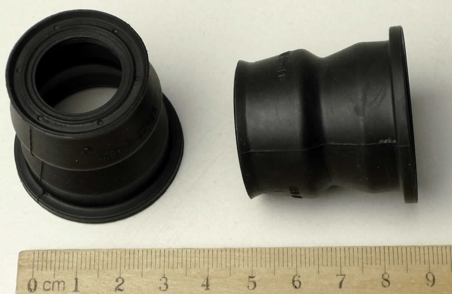 Angaben des Antragstellers: 
Sealing Boots
Verwendungszweck: Im Auto, um das Kugelgelenk vor Schmutz von außen zu schützen. Einbau auf dem Kugelgelenk am Fahrzeugrahmensystem
Material: Metall, Chloropren-Kautschuk

Untersuchungsergebnisse an Warenmustern:
Rundes, gewelltes Formteil (Außendurchmesser: ca. 3,0 bis 4,0 cm; Höhe: ca. 3,8 cm) aus einem schwarzen, elastischen Material. An den Enden ist jeweils ein Metallring eingearbeitet (siehe Abbildung).

Befund:
Es liegt ein Gummi-Metall-Teil von der für Kraftfahrzeuge der Positionen 8701 bis 8705 bestimmten Art im Sinne der Unterposition 4016 9952 (KN) vor. Die Verwendung als Dichtung ist nicht erkennbar.