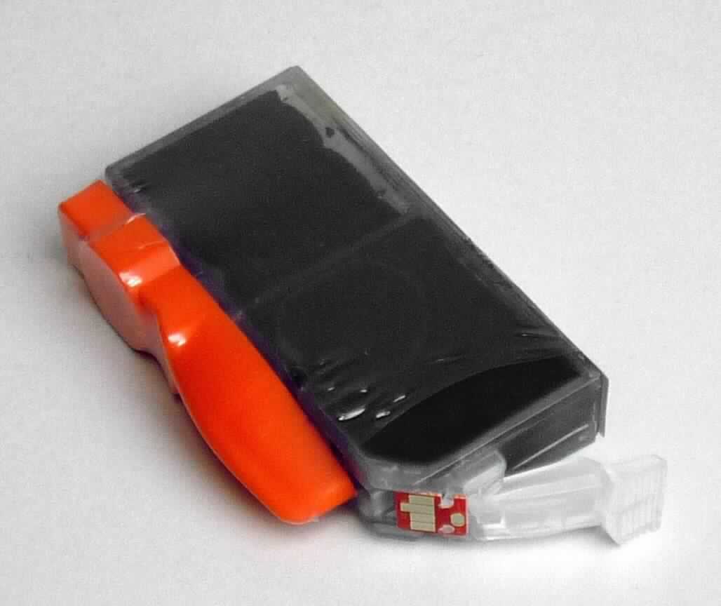 Angaben: 
Tintenpatrone für Tintenstrahldrucker, mit Chip.

Warenbeschaffenheit: 
Quaderförmiges Behältnis aus Kunststoff (Abmessungen: ca. 7 x 4 x 1 cm), mit Öffnung (verschlossen durch Folienstreifen), mit Öffnung (verschlossen durch Drehvorrichtung), mit Chipausrüstung, ohne integrierten Druckkopf, gefüllt mit schwarzer Flüssigkeit, verpackt in einer Cellophanhülle.

Befund: 
Tintenpatronen (ohne integrierten Druckkopf) zum Einsetzen in Apparate der Unterpositionen 8443 31, 8443 32 oder 8443 39, und mit mechanischen oder elektrischen Komponenten.