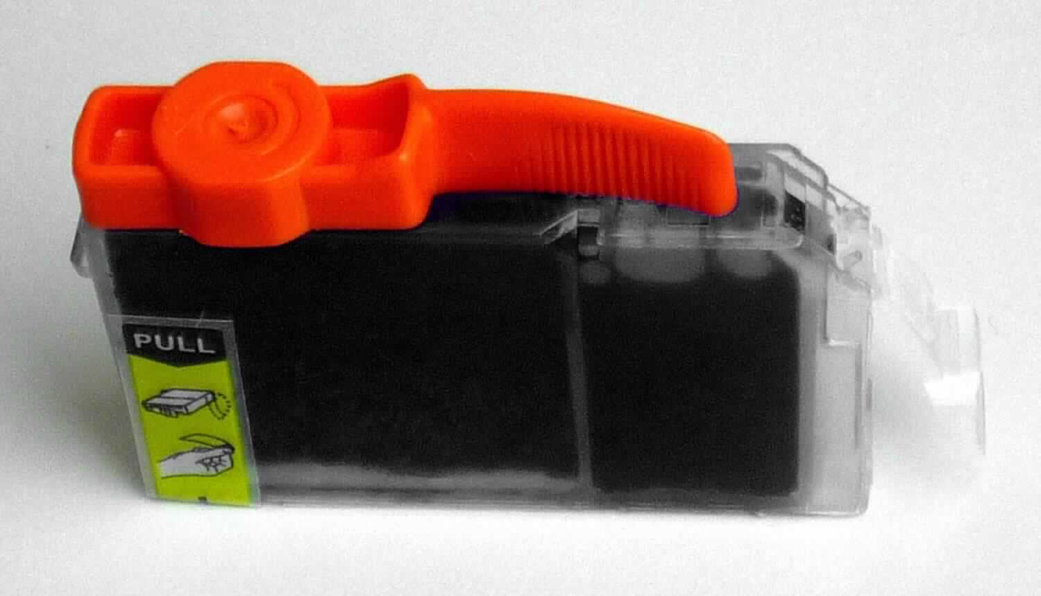 Angaben: 
Tintenpatrone für Tintenstrahldrucker, ohne Chip.

Warenbeschaffenheit: 
Quaderförmiges Behältnis aus Kunststoff (Abmessungen: ca. 7 x 5 x 1 cm), mit Öffnung (verschlossen durch Folienstreifen), mit Öffnung (verschlossen durch Drehvorrichtung), ohne integrierten Druckkopf, gefüllt mit blauer Flüssigkeit, verpackt in einer Cellophanhülle.

Befund: 
Tintenpatronen (ohne integrierten Druckkopf) zum Einsetzen in Apparate der Unterpositionen 8443 31, 8443 32 oder 8443 39, und mit mechanischen oder elektrischen Komponenten.