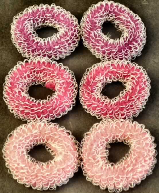 Schlingengewirke, sog. Haargummi, Foto siehe Anlage,
- bestehend aus einem Sortiment mit sechs verschiedenfarbigen (rosa, pink, lila) Schlingengewirken,
  in einem Polybeutel auf einer bedruckten Kunststoffkarte für den Einzelverkauf aufgemacht,
- elastisch, aufgerollt, schlauchförmig; mit einem Außendurchmesser von ca. 2,5 cm,
- augenscheinlich vorherrschend aus Chemiefasern; mit Beimischungen aus teilweise metallisierten Garnen,
- nur geschnitten, somit nicht konfektioniert; somit keine Ware der Position 6117,
- in Anbetracht des textilen Charakters wird die Ware nicht vom Warenkreis der Position 9615 erfasst.

"Schlingengewirke, aus Chemiefasern"