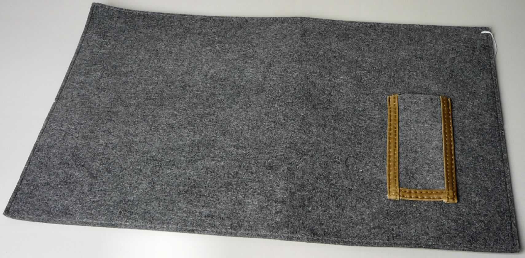 Tischset, sog. Filz-Platzset, Foto siehe Anlage,
- rechteckig, mit den Abmessungen von laut Antrag 45 cm x 30 cm,
- augenscheinlich aus einem Vliesstoff der Position 5603 aus laut Antrag 100 % Polyester (synthetische
  Chemiefasern; somit nicht aus Filz),
- umlaufend mit einer Naht gesäumt,
- mit einer aufgenähten "Bestecktasche" in Form eines ca. 6 cm x 13 cm großen Einschubfaches aus Vliesstoff, 
  mit einer Randeinfassung aus augenscheinlich Geweben der Position 5903,
- durch Zusammenfügen konfektioniert,
- wird aufgrund des Materials üblicherweise nicht gewaschen (somit keine Tischwäsche der Position 6302) und 
  kennzeichnet sich aufgrund des Verwendungszwecks und der Ausstattung als Ware zur Innenausstattung.

"Andere Ware zur Innenausstattung (Tischset), aus Spinnstoffen, keine Ware der Position 9404, aus 
 synthetischen Chemiefasern, aus Vliesstoffen"