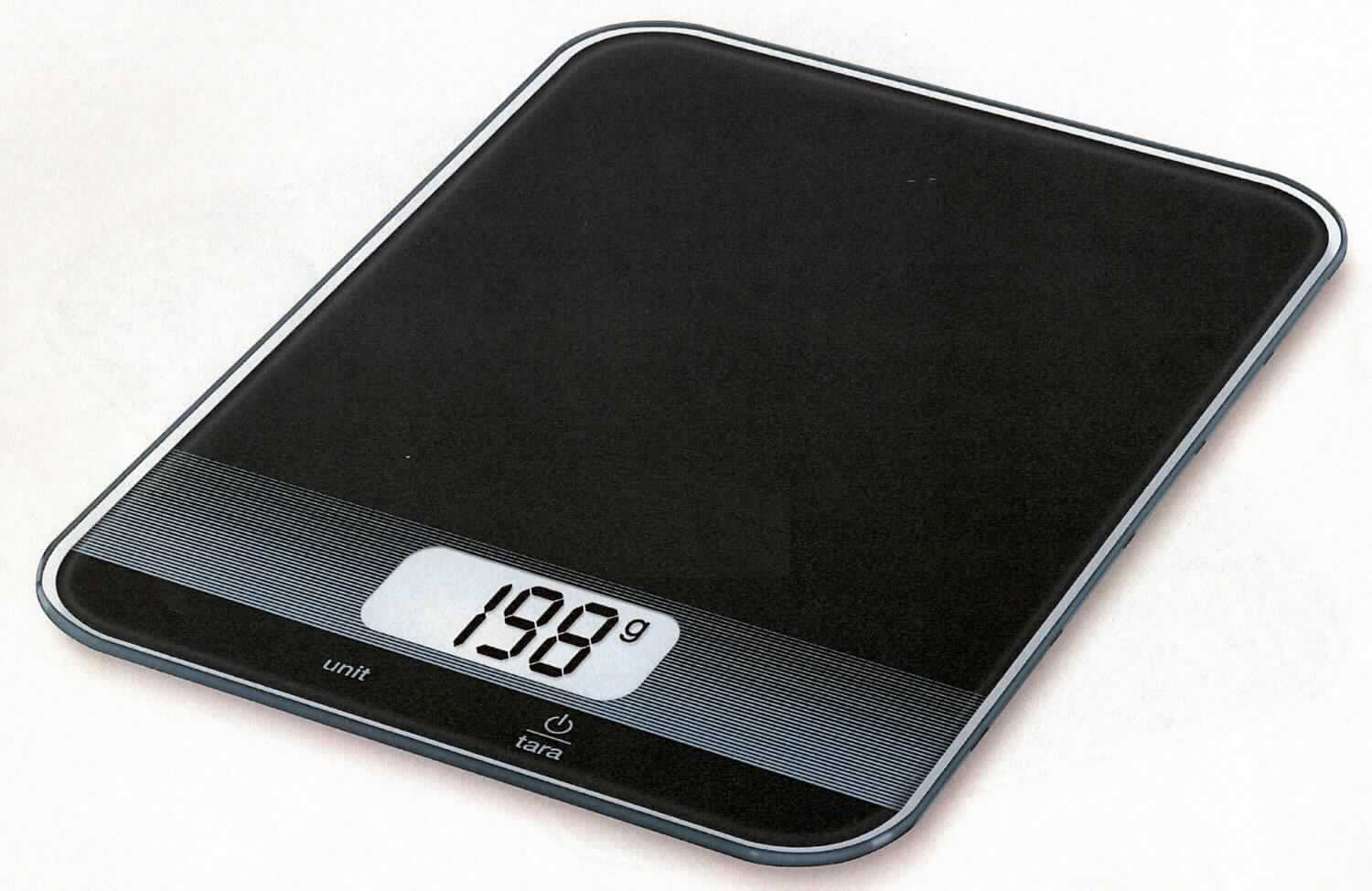 Küchenwaage,
- aus einem rechteckigen Gehäuse (Abmessungen LxBxH: 200 x 145 x 16,5 mm) mit Wiegeteller 
  aus Glas, Wägemodul LCD-Display, Abschaltautomatik, Überlastungsanzeige, Batteriefach und Bedienelementen 
  (Abbildung siehe Anlage),
- zum Wiegen von Lebensmitteln bis 5000 g mit einer Genauigkeit von 1 g.

"Waage mit einer Empfindlichkeit über 50 mg, Haushaltswaage - Küchenwaage"