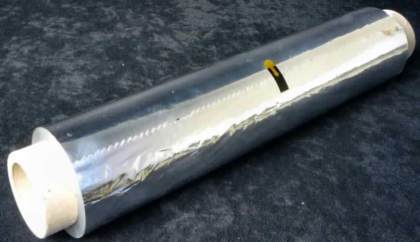 Aluminiumfolie

Bei der Ware handelt es sich um ein silbernfarbige, glattgewalzte, metallische Folie, nach den Angaben aus Aluminium, mit einer Breite von 290 mm und einer Dicke von ca. 0,01 mm. Die Folie ist auf einer Papprolle aufgerollt und wird u.a. im Haushalt verwendet. Das Gewicht der Ware beträgt weniger als 10 kg.
Zolltariflich handelt es sich um eine Folie aus Aluminium ohne Unterlage, nur gewalzt, mit einer Dicke von weniger als 0,021 mm, in Rollen mit einem Stückgewicht von 10 kg oder weniger.