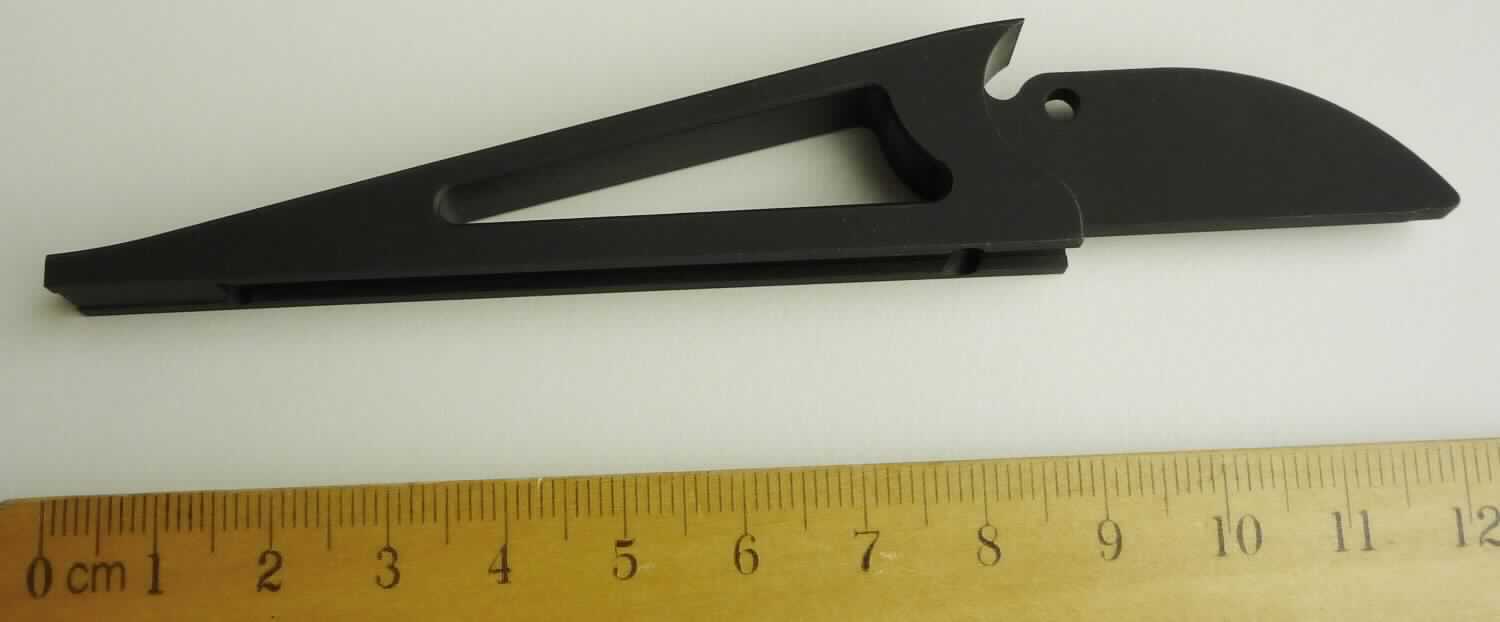Bei der vorgelegten, als "Hinterteil für Laufschiene" bezeichneten Ware handelt es sich um ein spezifisch geformtes Erzeugnis aus unedlem Metall (Länge x Breite x Höhe etwa 12,0 x 1,0 x 2,0 cm). Eine der Oberflächen des als Keil geformten Endes ist geriffelt. Die Unterseite ist mit einer spezifisch geformten, nahezu rechteckigen Aussparung versehen. Der vordere Teil ist unterseitig plan und oberseitig von der Spitze an aufwärts konvex geschwungen. Das Erzeugnis weist an verschiedenen Stellen insgesamt drei durchgehende Bohrungen auf. Die Ware stellt sich als Teil eines Jagdgewehrs dar.

Abbildung siehe Anlage.

Derartige Waren gehören als "Teile für Gewehre der Position 9303, andere als glatte Läufe" zur Codenummer
9305 20 00 90 0 des Zolltarifs.